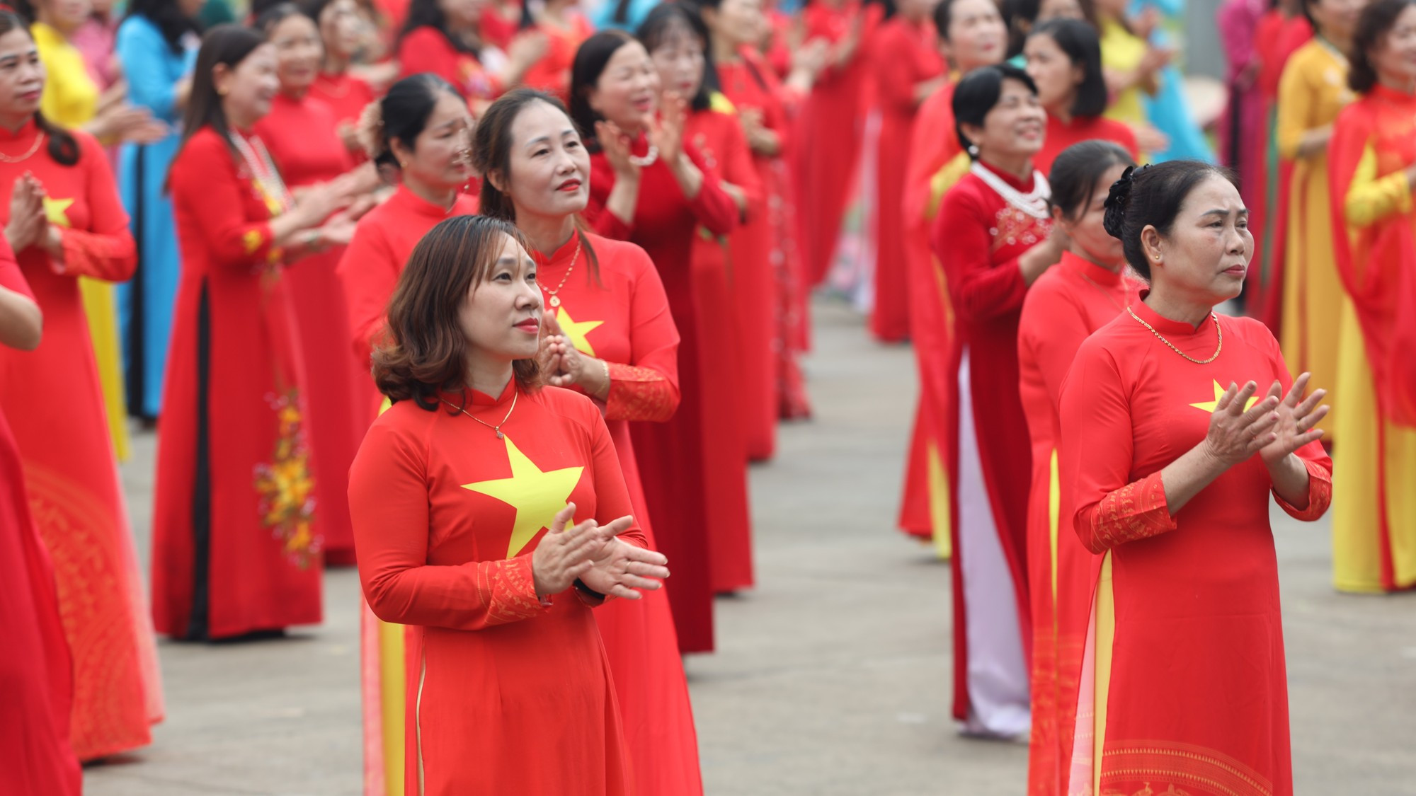El programa también contribuye a honrar al tradicional ao dai, símbolo de la belleza gentil y elegante de las mujeres vietnamitas.