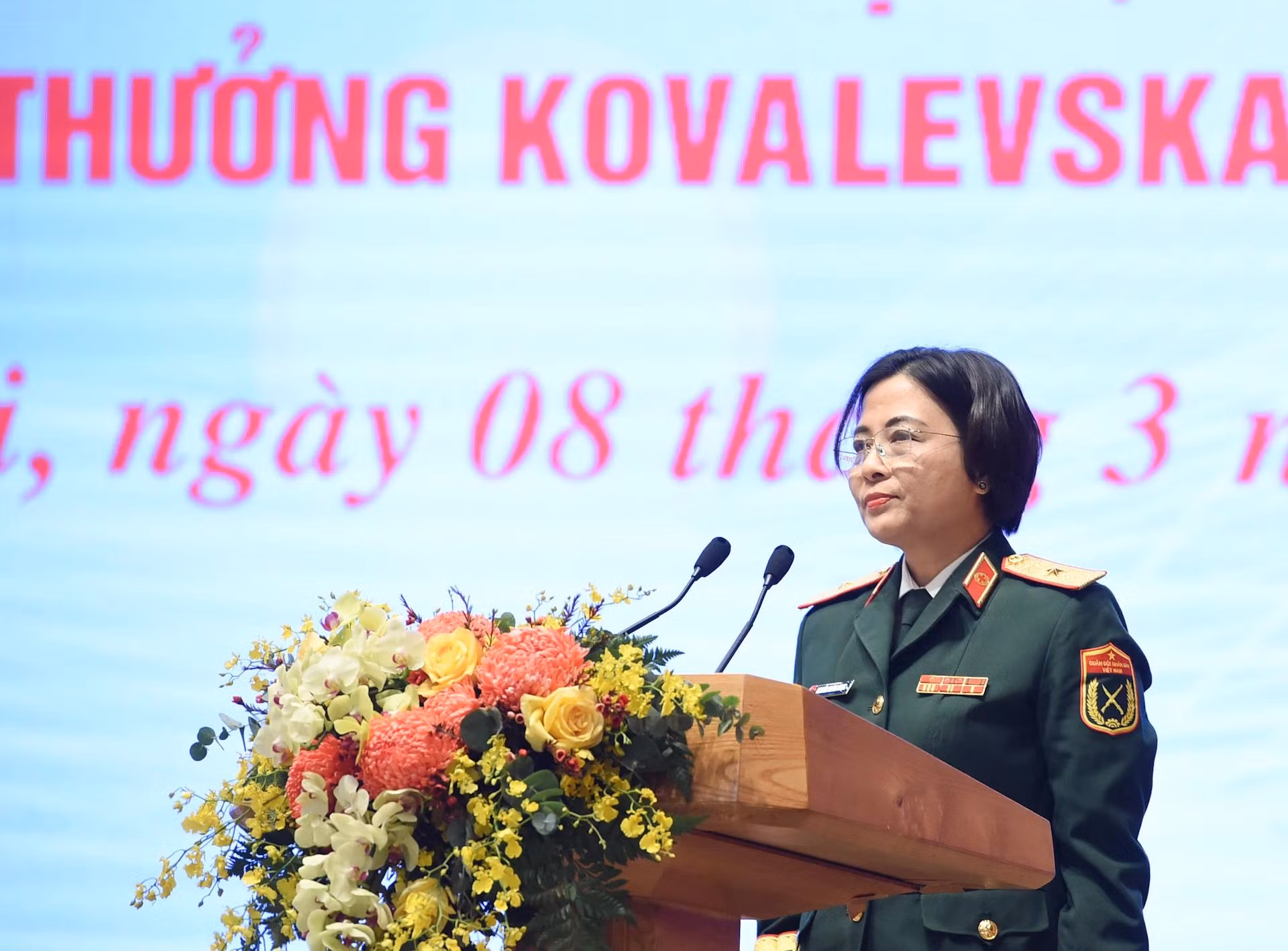 La general de división Nguyen Hoang Ngoc, subdirectora del Hospital Militar Central 108, habla en el evento.
