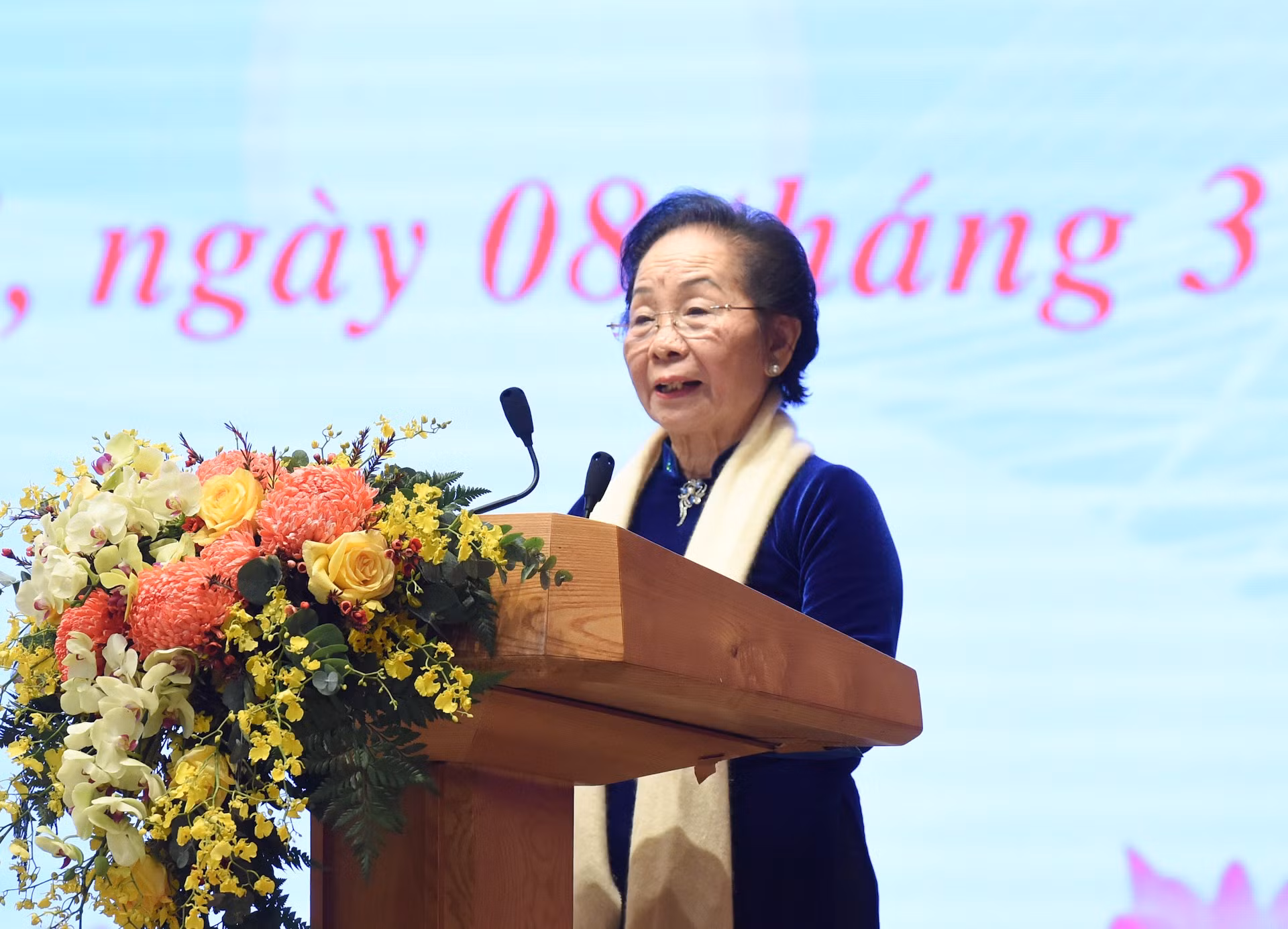 La exvicepresidenta Nguyen Thi Doan habla en el evento.