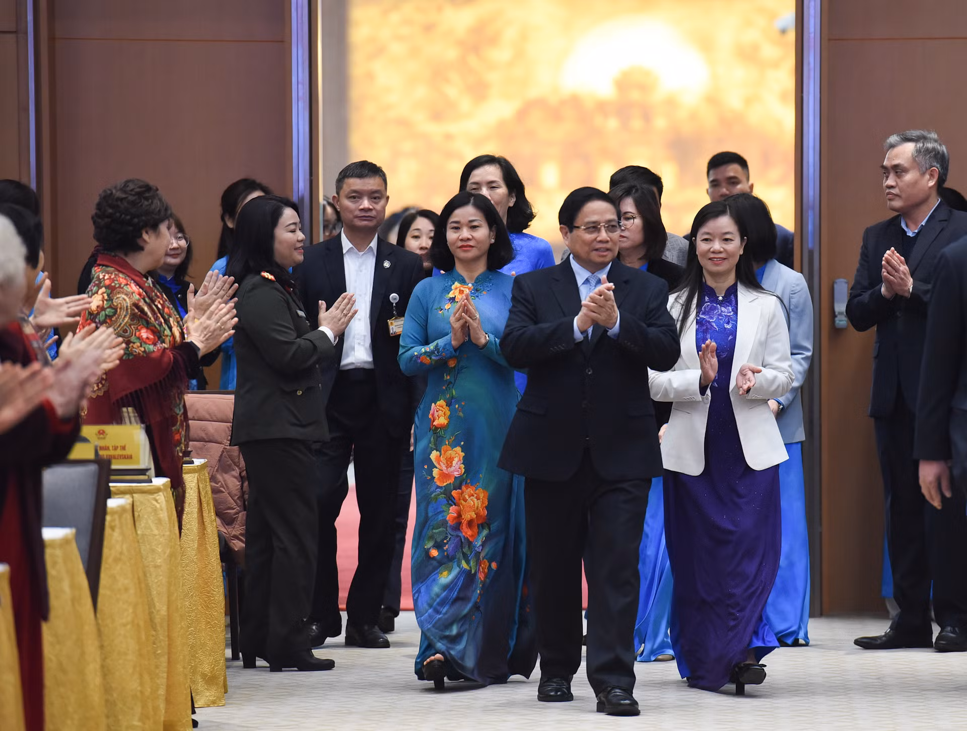[Foto] Premier vietnamita se reúne con heroínas y científicas ganadoras del premio Kovalevskaia
