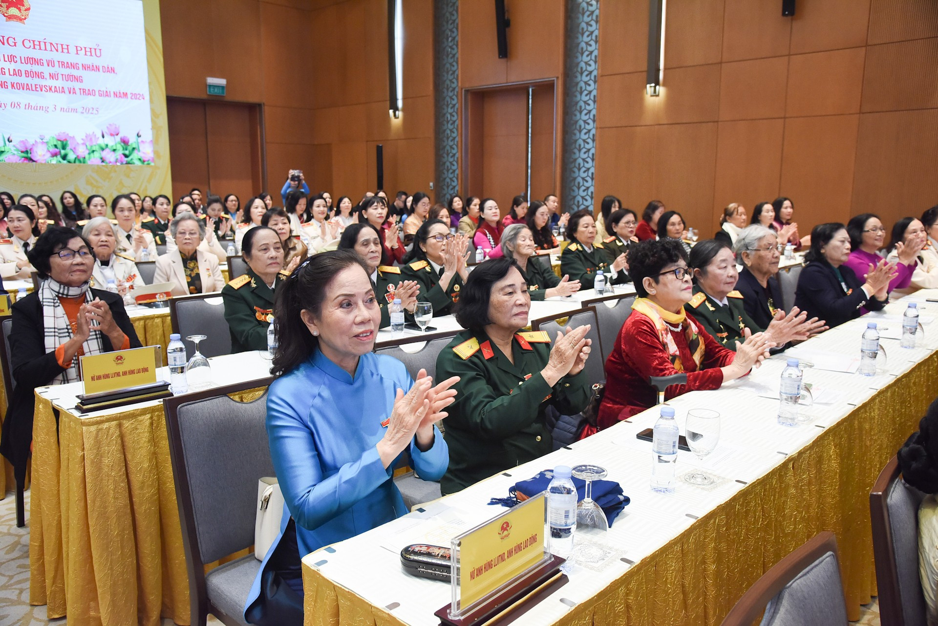 Asistentes a la ceremonia. Asistentes a la ceremonia.