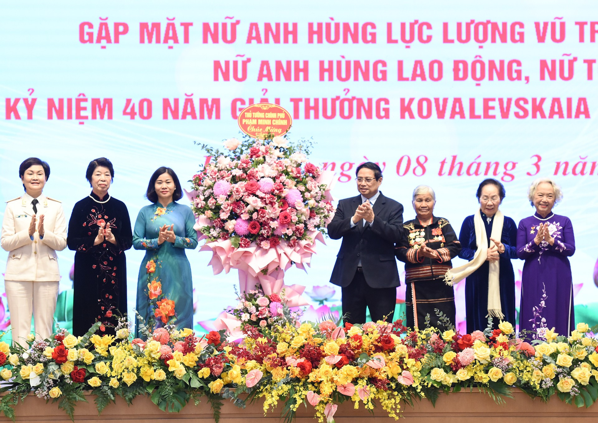 Minh Chinh entrega flores a las mujeres generales y heroínas de las fuerzas armadas y del trabajo, y científicas en la cita. Minh Chinh entrega flores a las mujeres generales y heroínas de las fuerzas armadas y del trabajo, y científicas en la cita.