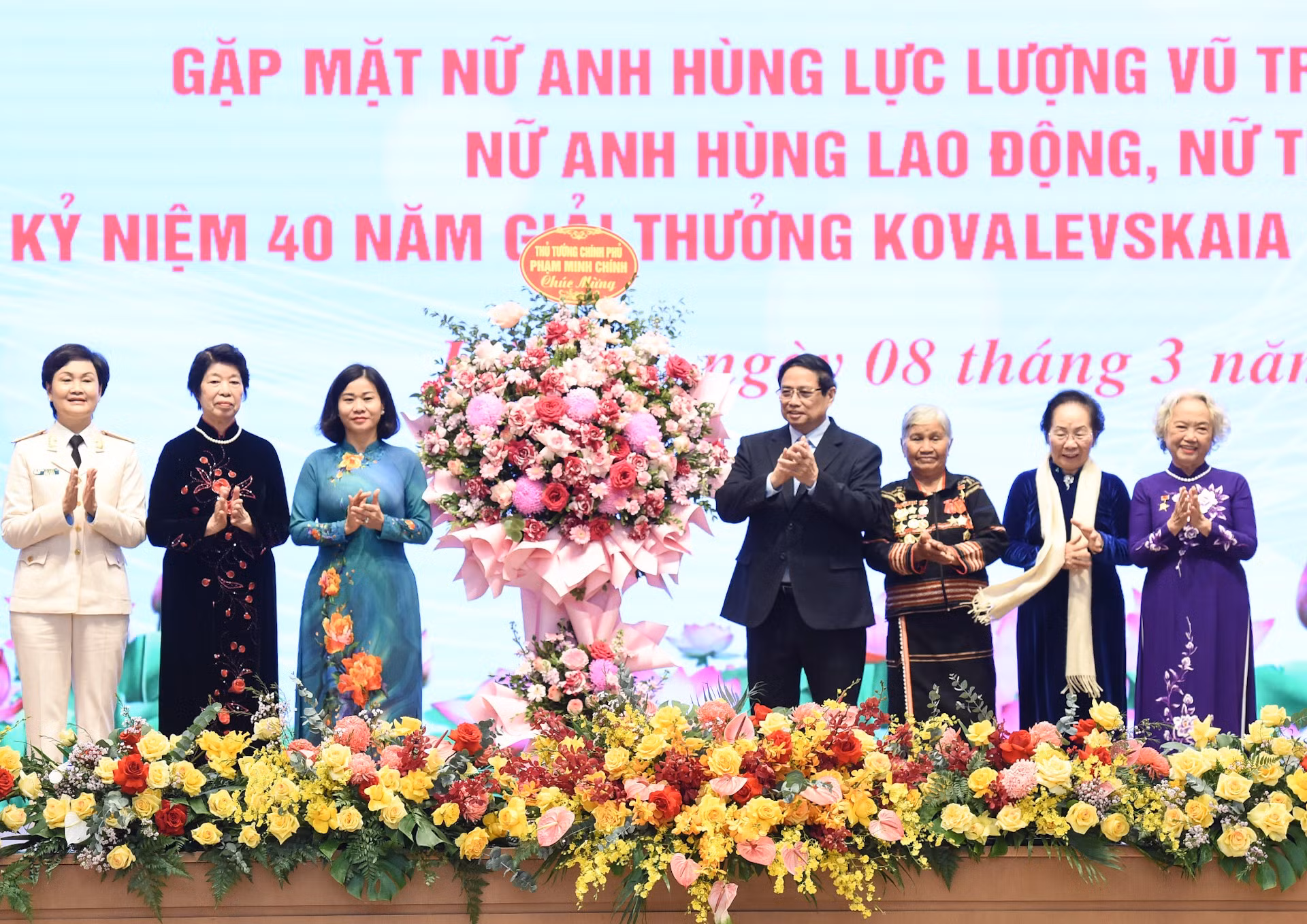 Minh Chinh entrega flores a las mujeres generales y heroínas de las fuerzas armadas y del trabajo, y científicas en la cita.
