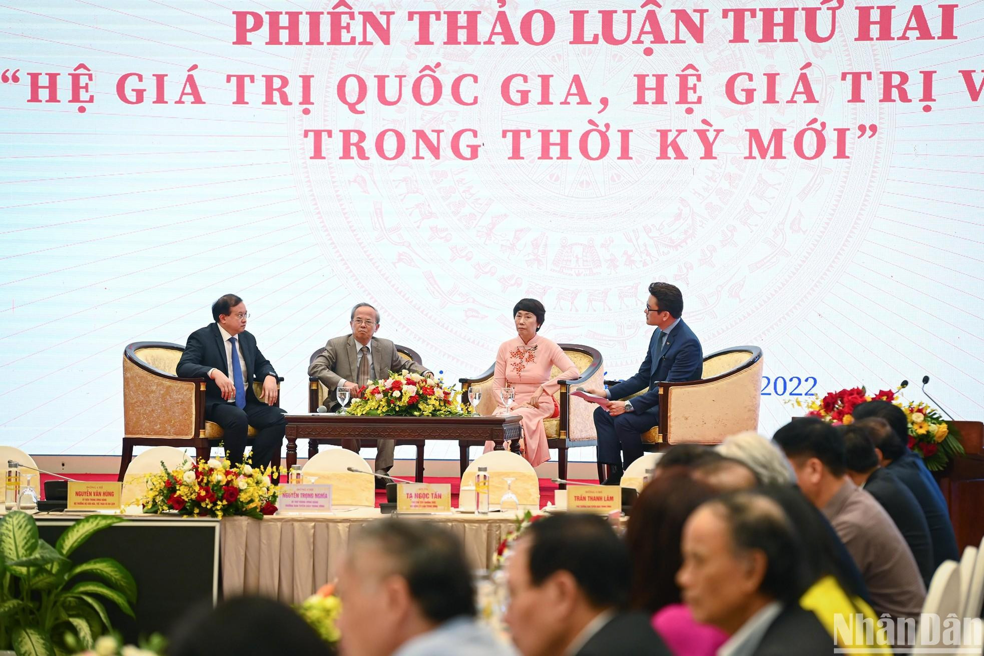 Durante la mesa redonda, los delegados se centran en aclarar el significado de la construcción de un sistema de valores nacionales en el período actual, así como debatir soluciones prácticas para construir un sistema de valores culturales de Vietnam en el futuro. Durante la mesa redonda, los delegados se centran en aclarar el significado de la construcción de un sistema de valores nacionales en el período actual, así como debatir soluciones prácticas para construir un sistema de valores culturales de Vietnam en el futuro.