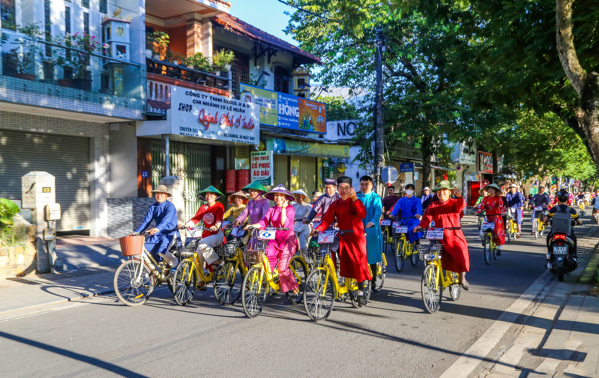 Los ciclistas pasan por los monumentos y las rutas más bellas de la ciudad de Hue como Nghenh Luong Dinh, Le Duan, Cua Ngan, Doan Thi Diem, Dang Thai Than, Le Huan, Cua Nha Do y los puentes Da Vien, Le Loi y Truong Tien.