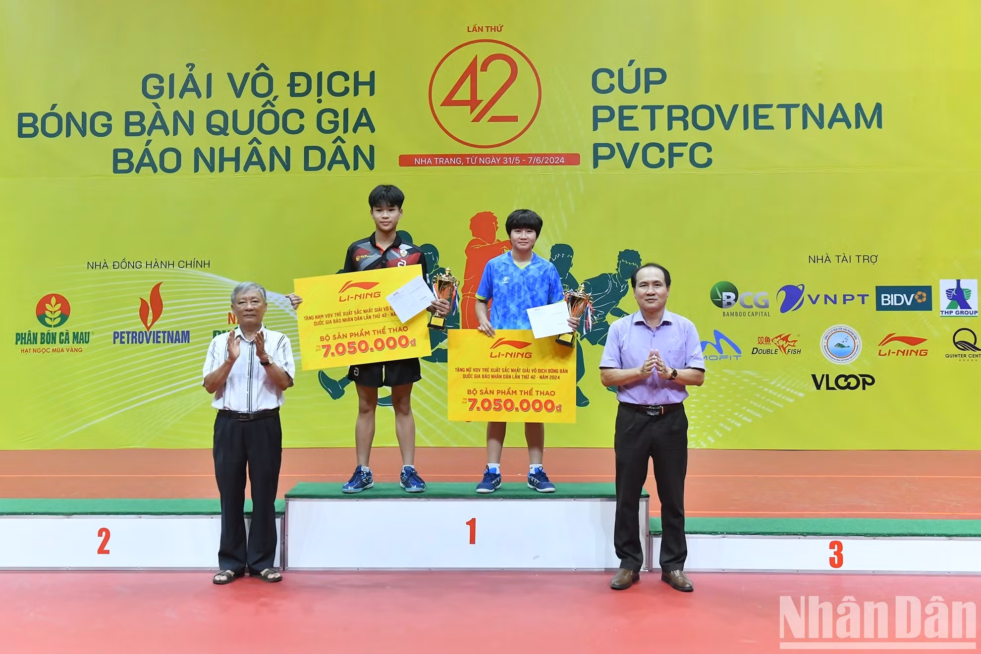 Otorgan premios al Atleta Joven más Prometedor a Do Manh Luong, de 15 años, del equipo Policía Popular T&amp;T y Hanói, y a Nguyen Nhu Quynh, de 15 años, del equipo Ciudad Ho Chi Minh.
