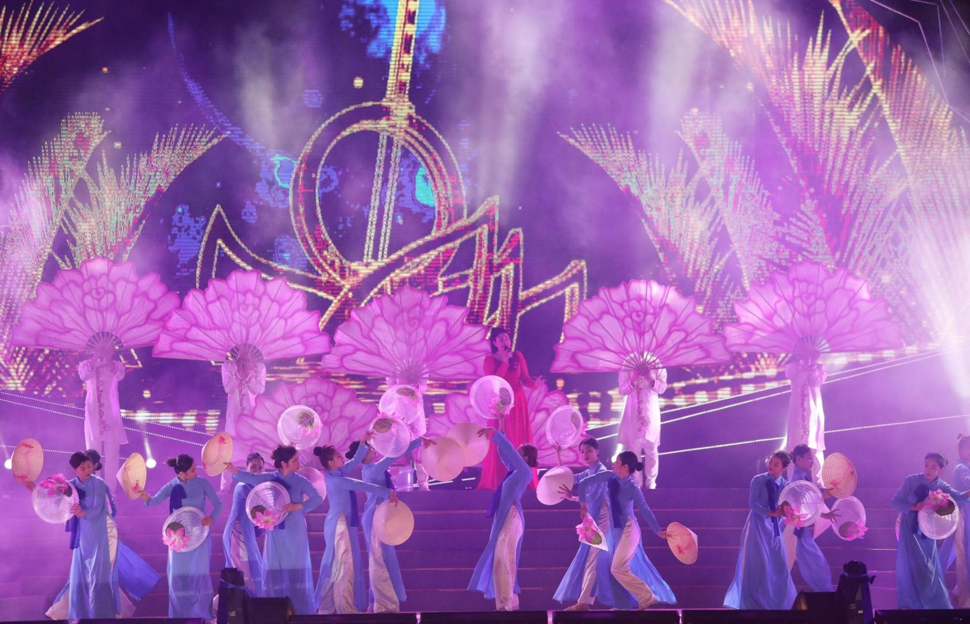 La danza con sombrero cónico tradicional. La danza con sombrero cónico tradicional.