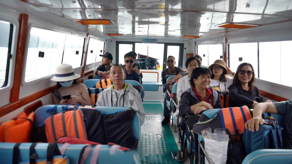 Los turistas deben ir en canoas a lugares permitidos para el buceo.