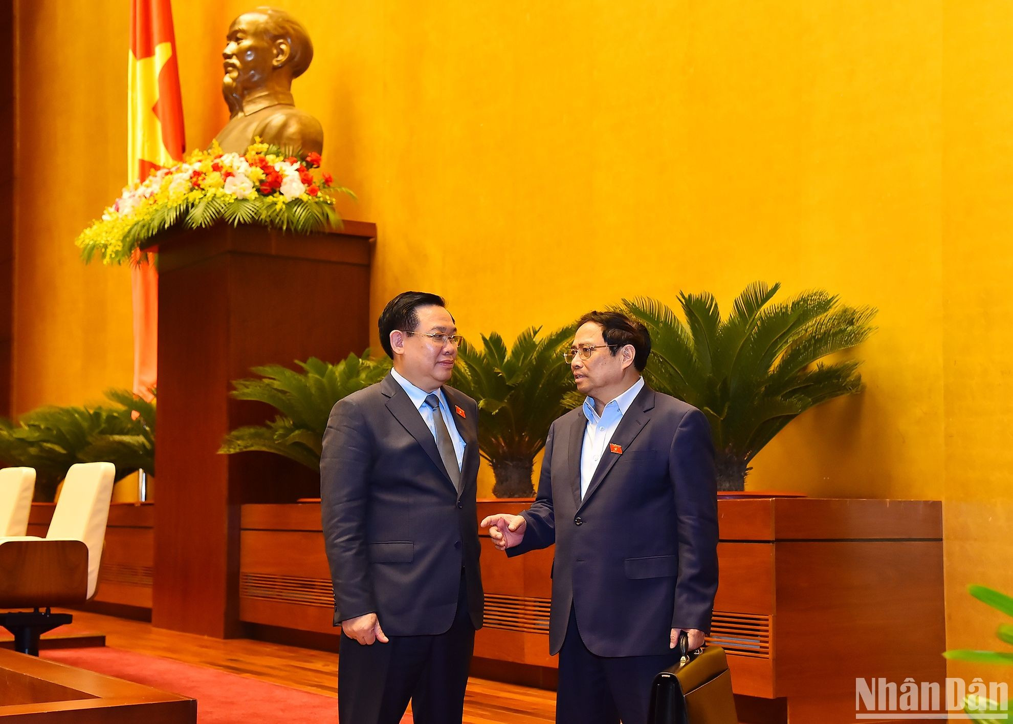 El primer ministro Pham Minh Chinh y el presidente de la Asamblea Nacional, Vuong Dinh Hue, intercambian opiniones al margen de la reunión. El primer ministro Pham Minh Chinh y el presidente de la Asamblea Nacional, Vuong Dinh Hue, intercambian opiniones al margen de la reunión.