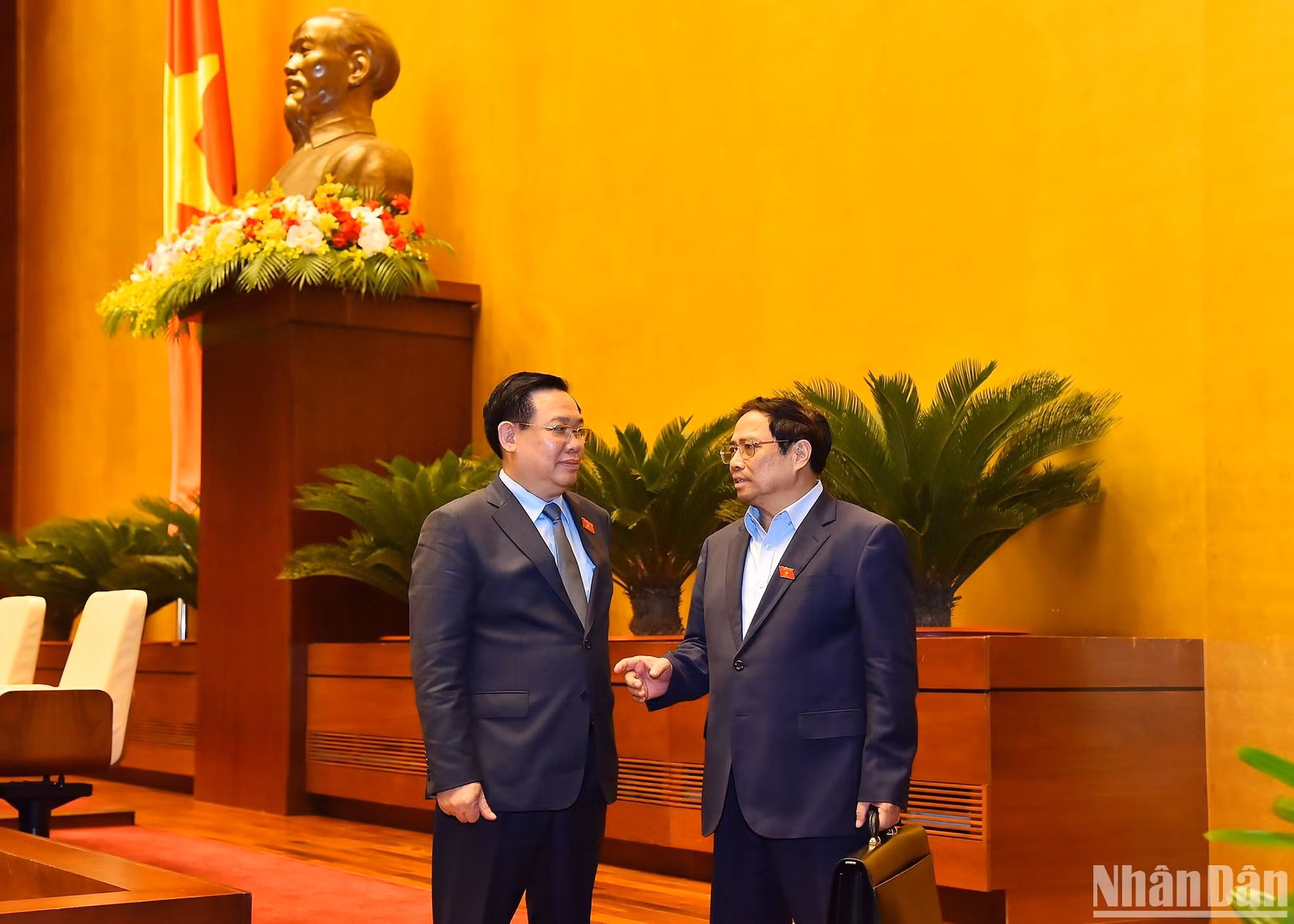 El primer ministro Pham Minh Chinh y el presidente de la Asamblea Nacional, Vuong Dinh Hue, intercambian opiniones al margen de la reunión.