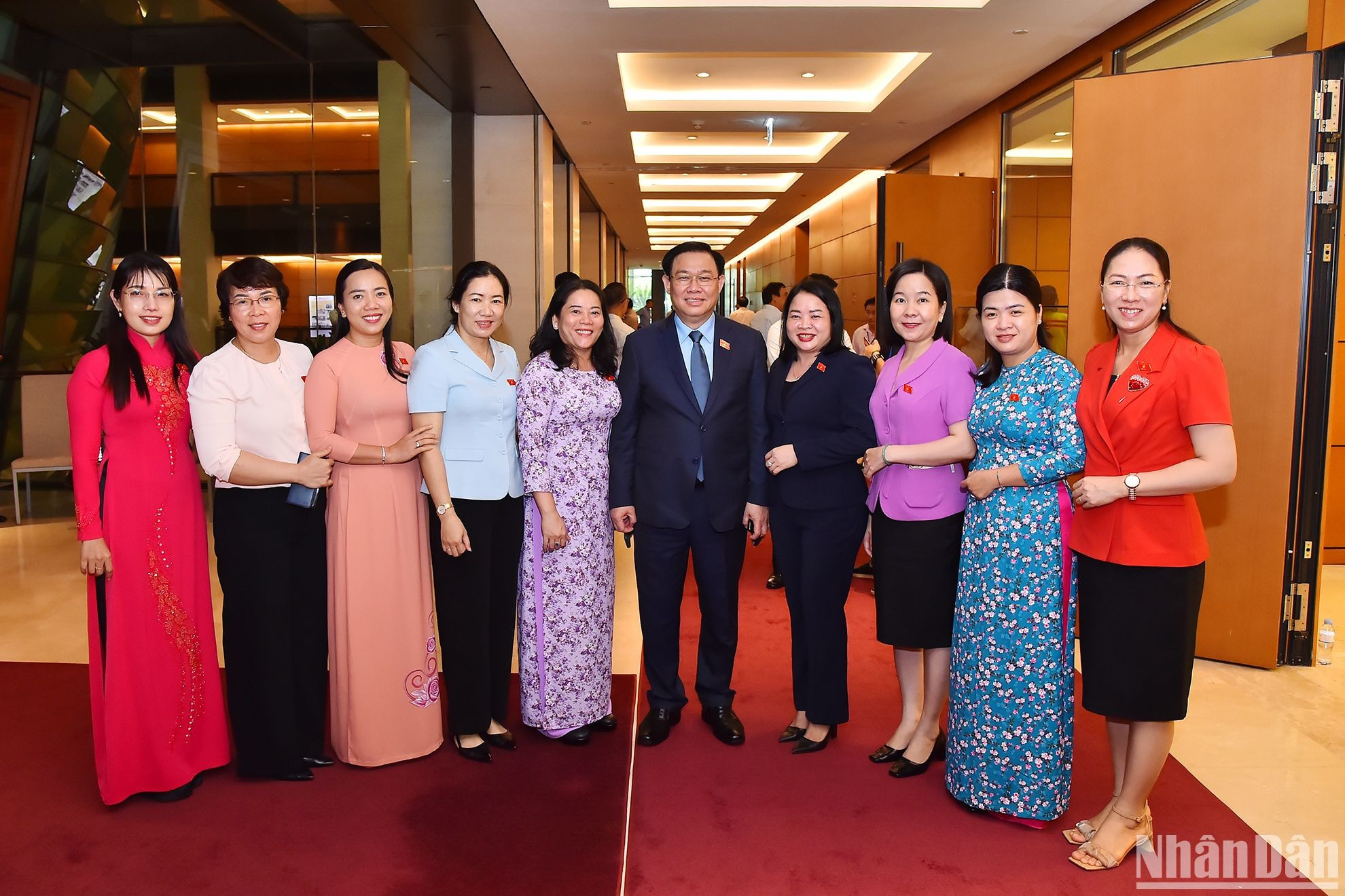 El presidente de la Asamblea Nacional, Vuong Dinh Hue, con diputadas al margen de la sesión. El presidente de la Asamblea Nacional, Vuong Dinh Hue, con diputadas al margen de la sesión.