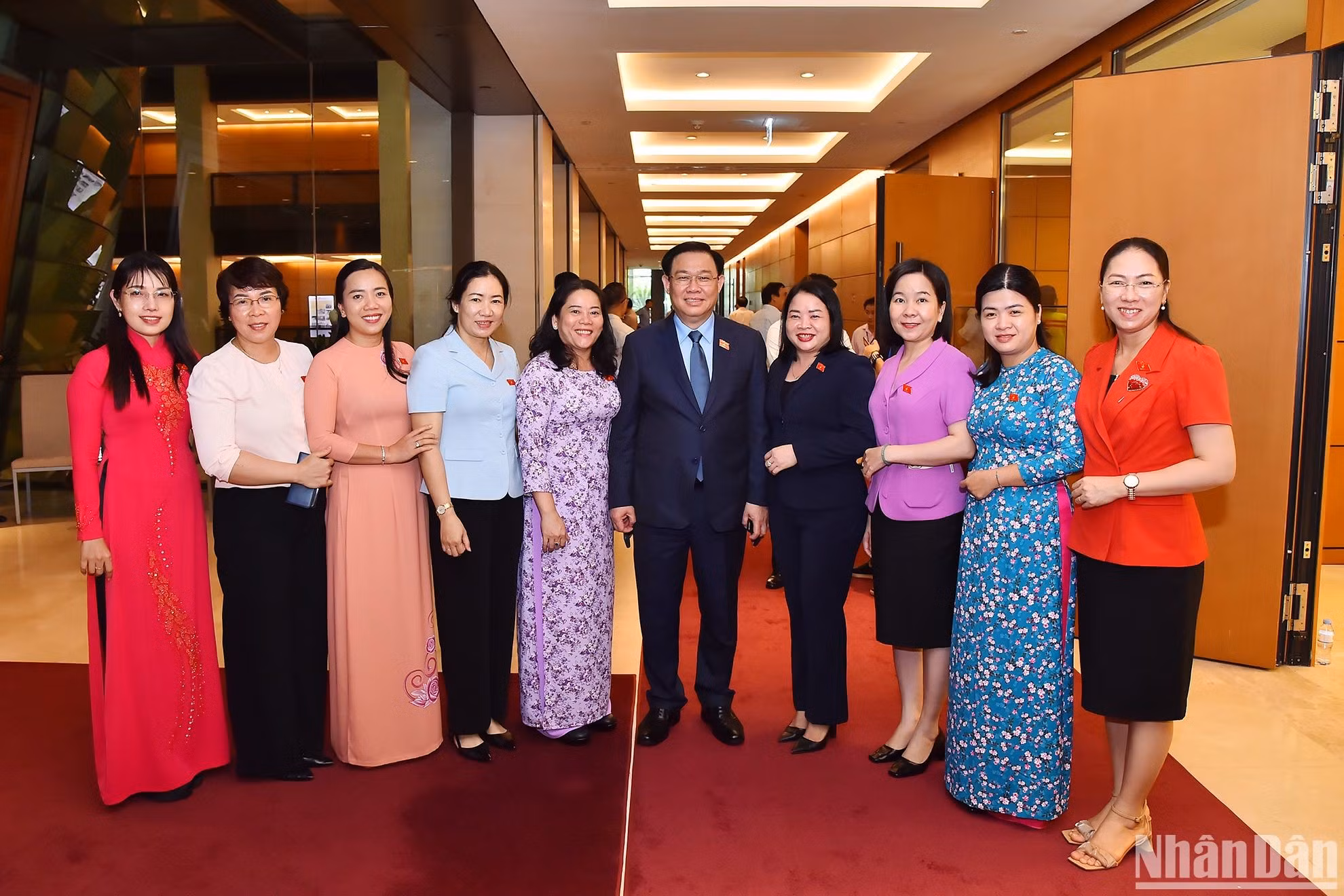 El presidente de la Asamblea Nacional, Vuong Dinh Hue, con diputadas al margen de la sesión.