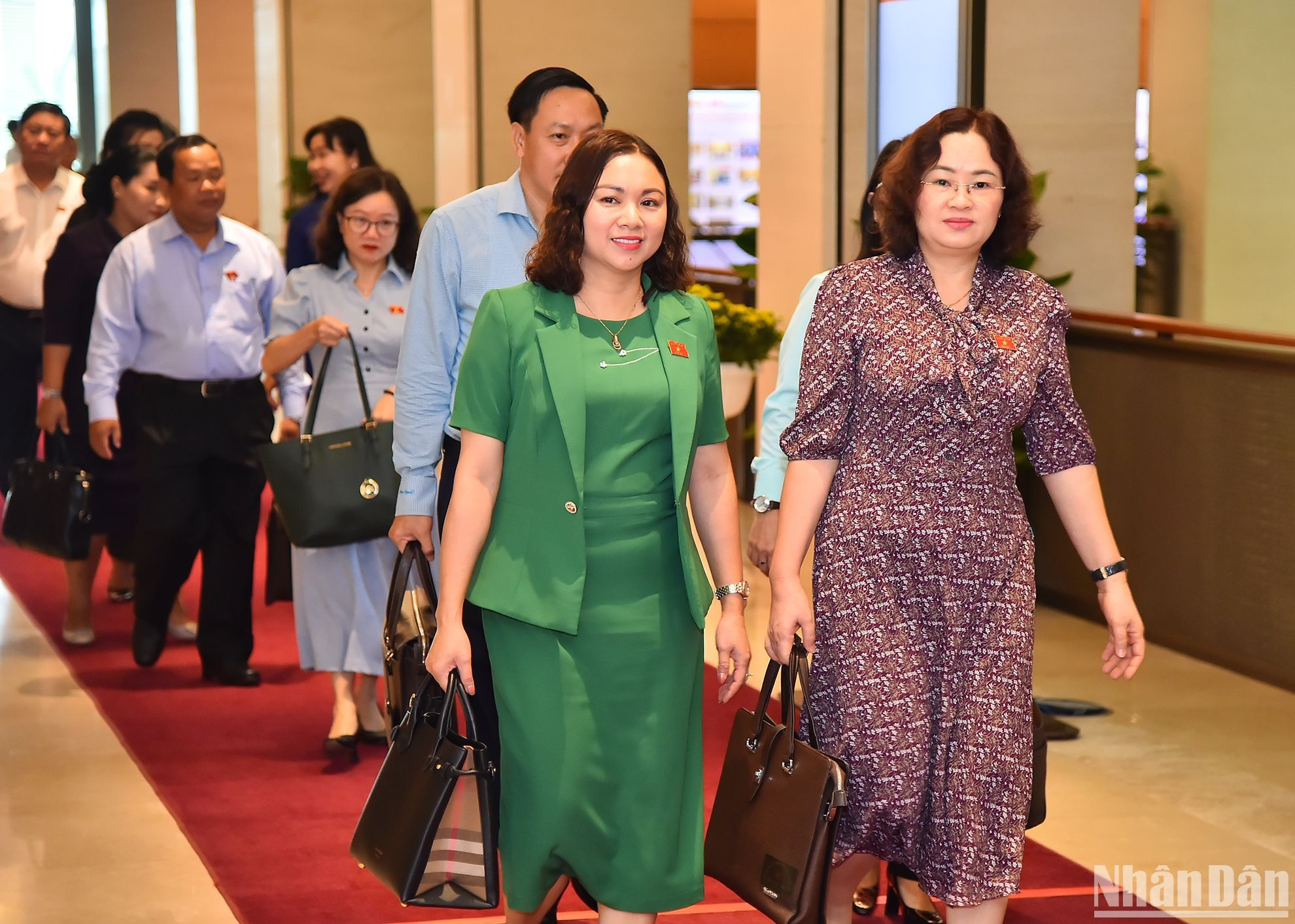 Diputados llegan al salón de Dien Hong para asistir a la cita. Diputados llegan al salón de Dien Hong para asistir a la cita.