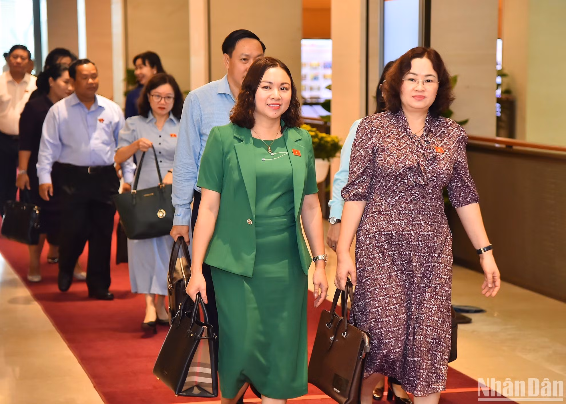 Diputados llegan al salón de Dien Hong para asistir a la cita.