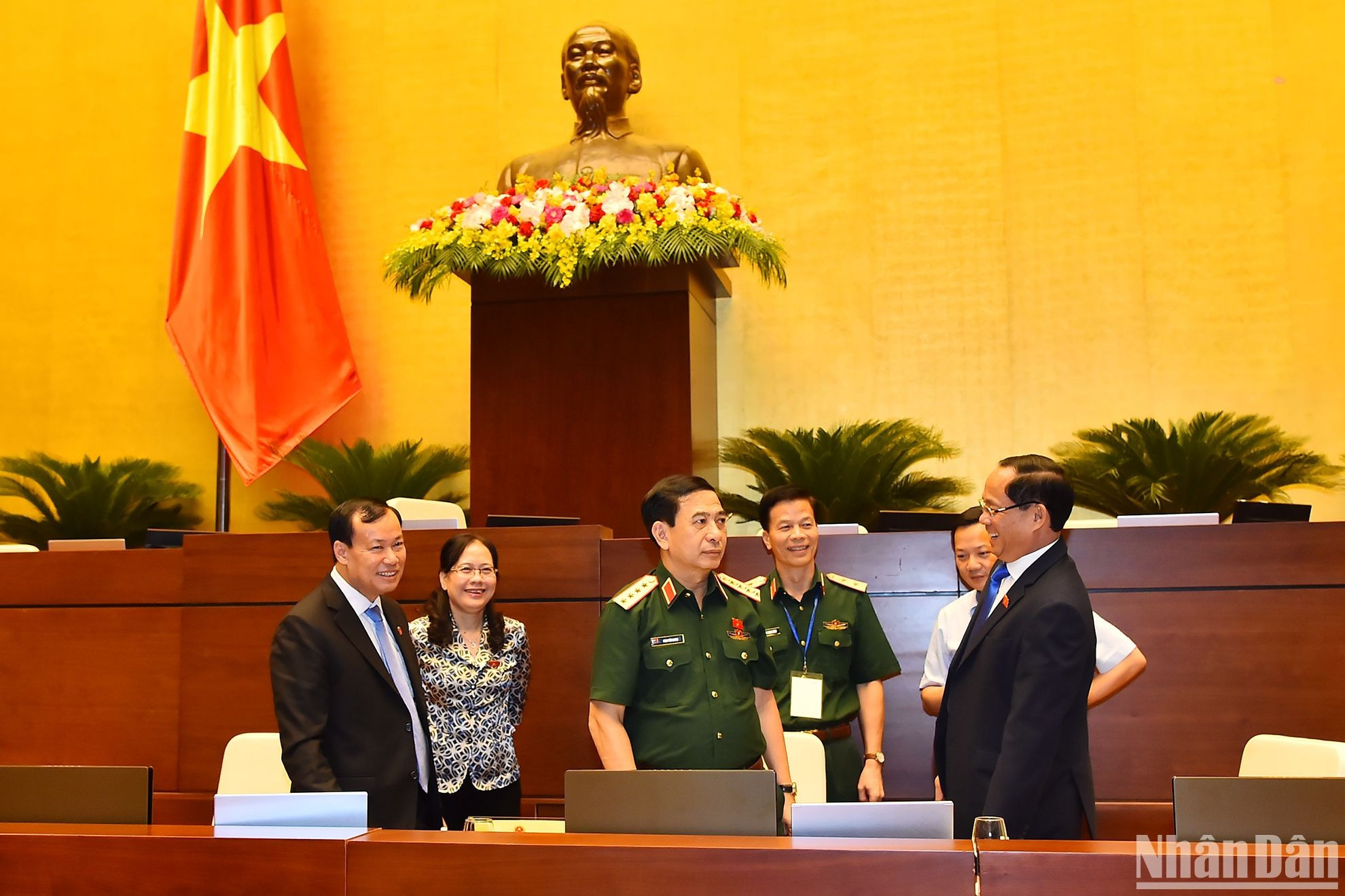 El ministro de Defensa, Phan Van Giang, debate con el vicepresidente legislativo Tran Quang Phuong al margen de la discusión sobre el proyecto de Ley de Defensa Civil. El ministro de Defensa, Phan Van Giang, debate con el vicepresidente legislativo Tran Quang Phuong al margen de la discusión sobre el proyecto de Ley de Defensa Civil.