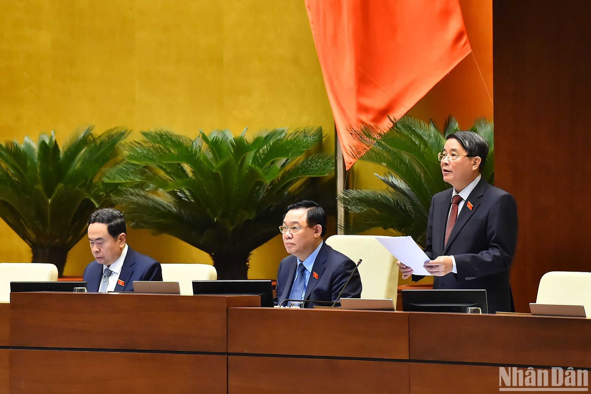 El vicepresidente de la Asamblea Nacional Nguyen Duc Hai conduce la sesión de debate. El vicepresidente de la Asamblea Nacional Nguyen Duc Hai conduce la sesión de debate.