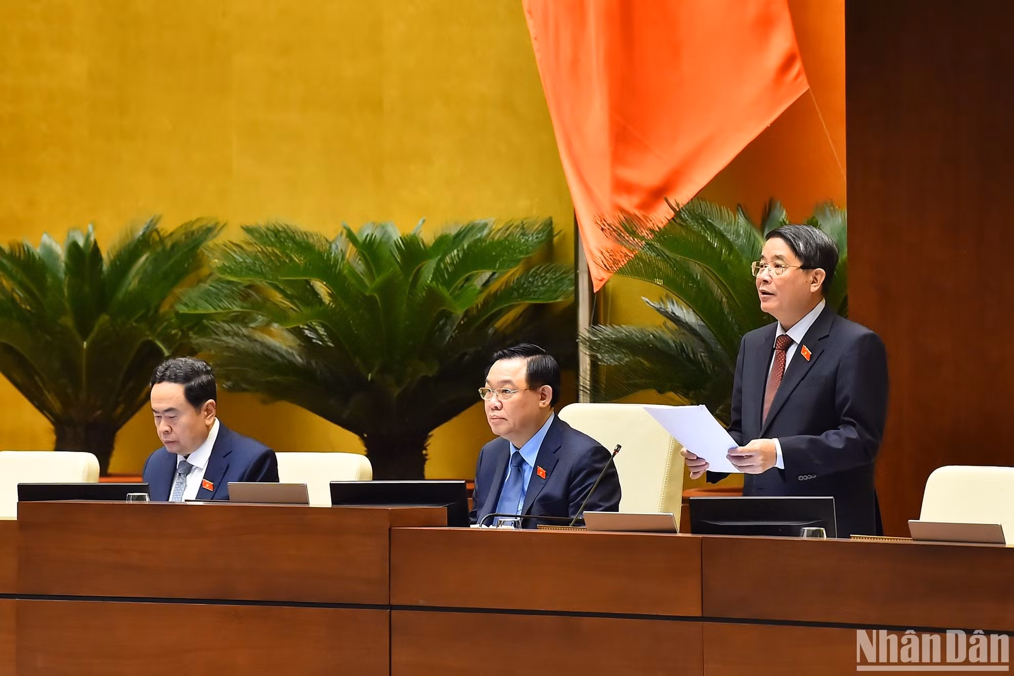 El vicepresidente de la Asamblea Nacional Nguyen Duc Hai conduce la sesión de debate.