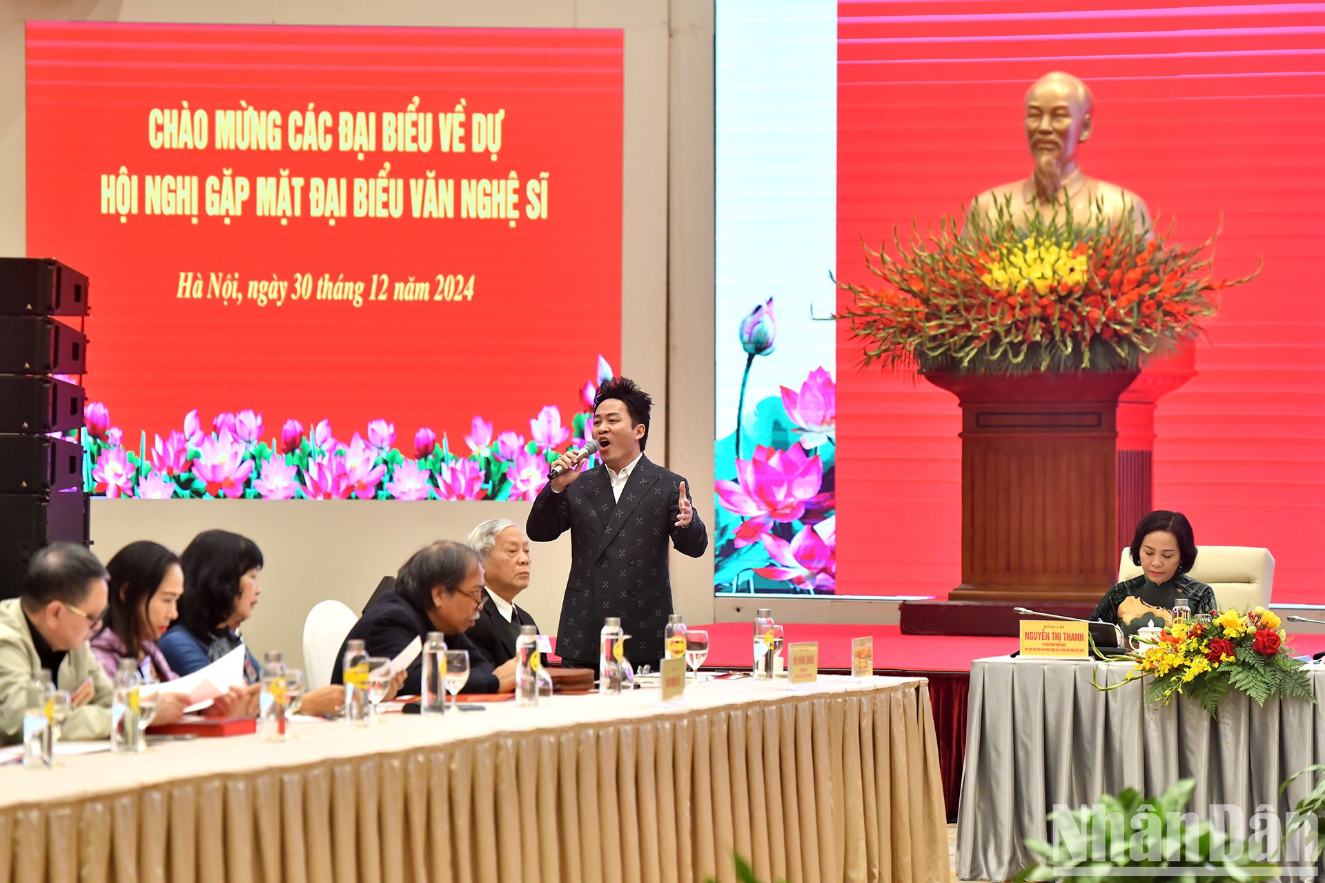 El cantante Tung Duong interpreta una canción en la cita.
