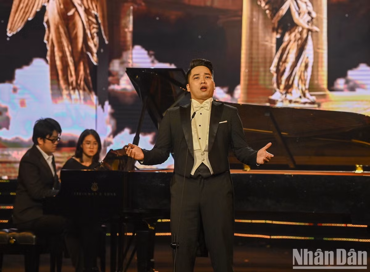 Actuación del tenor Ninh Duc Hoang Long.