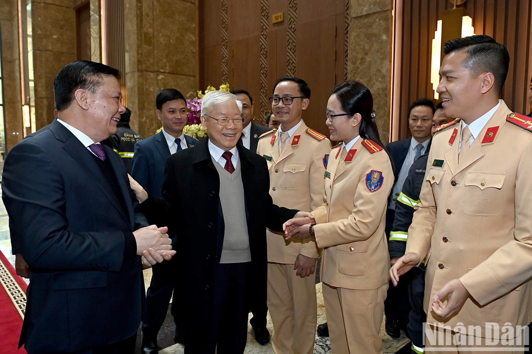 El dirigente con delegados de las fuerzas armadas. El dirigente con delegados de las fuerzas armadas.