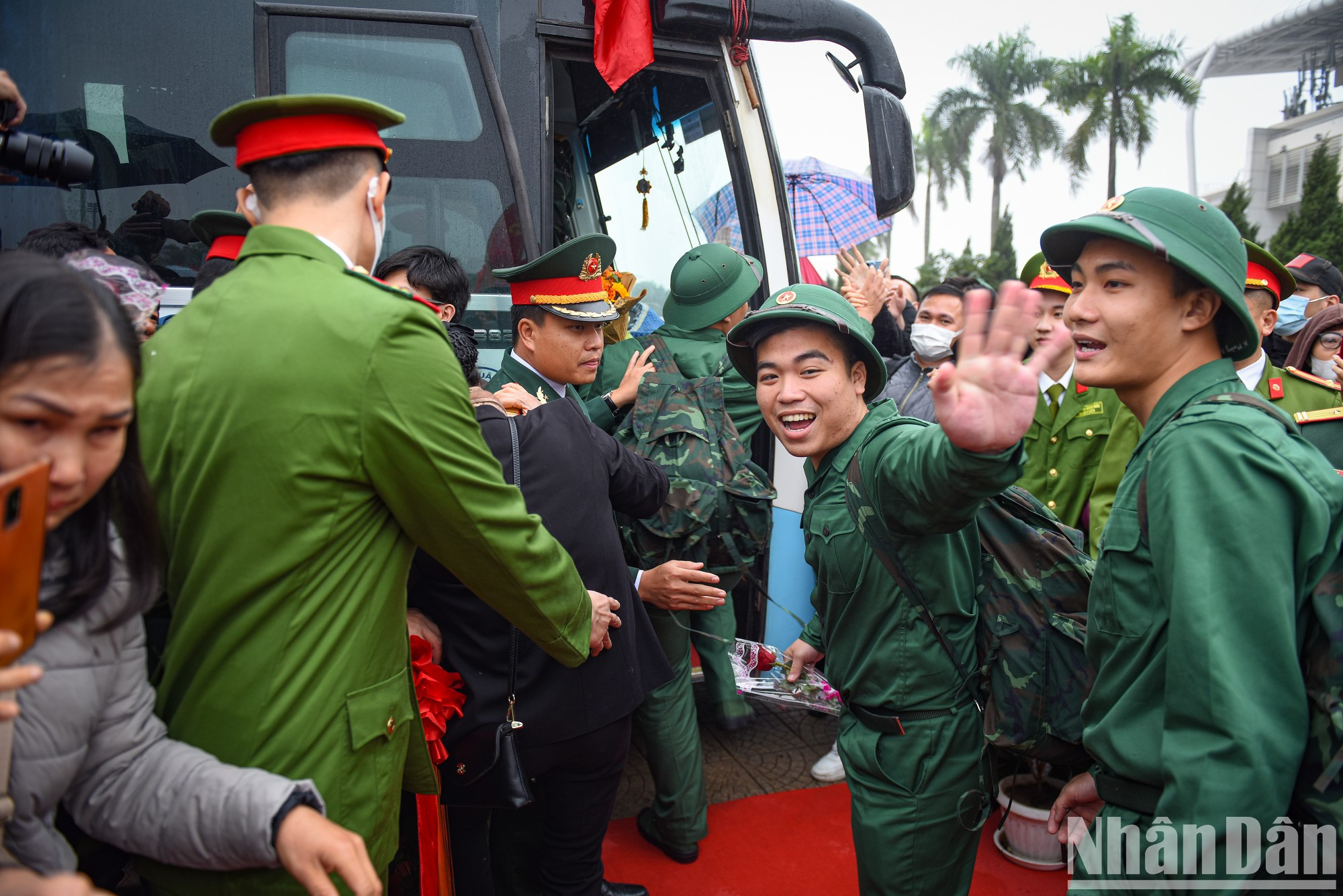 Las sonrisas en el rostro de los nuevos soldados el día del alistamiento. Las sonrisas en el rostro de los nuevos soldados el día del alistamiento.