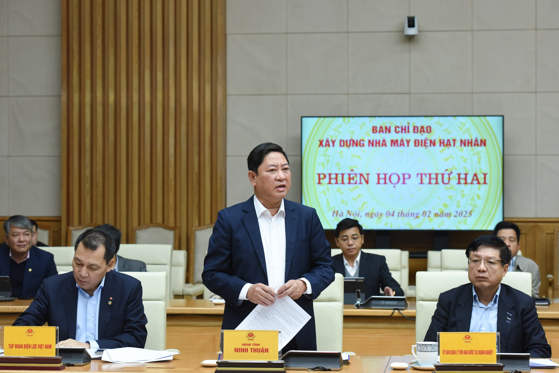 El presidente del Comité Popular de la provincia de Ninh Thuan, Tran Quoc Nam, en la reunión.