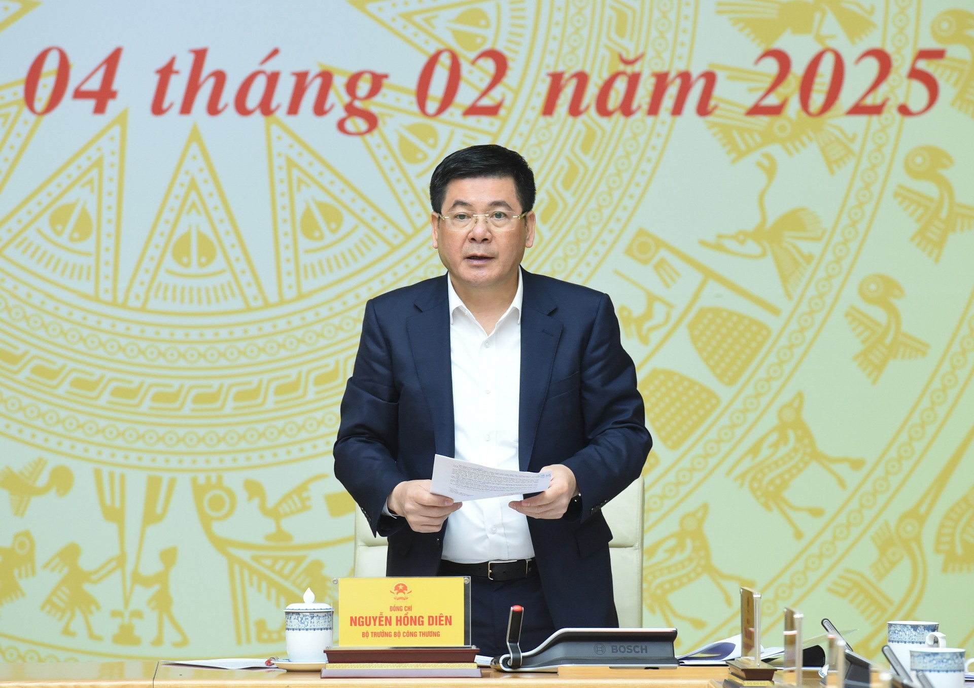 Nguyen Hong Dien, ministro de Industria y Comercio y subjefe del Comité Directivo, habla en el evento.