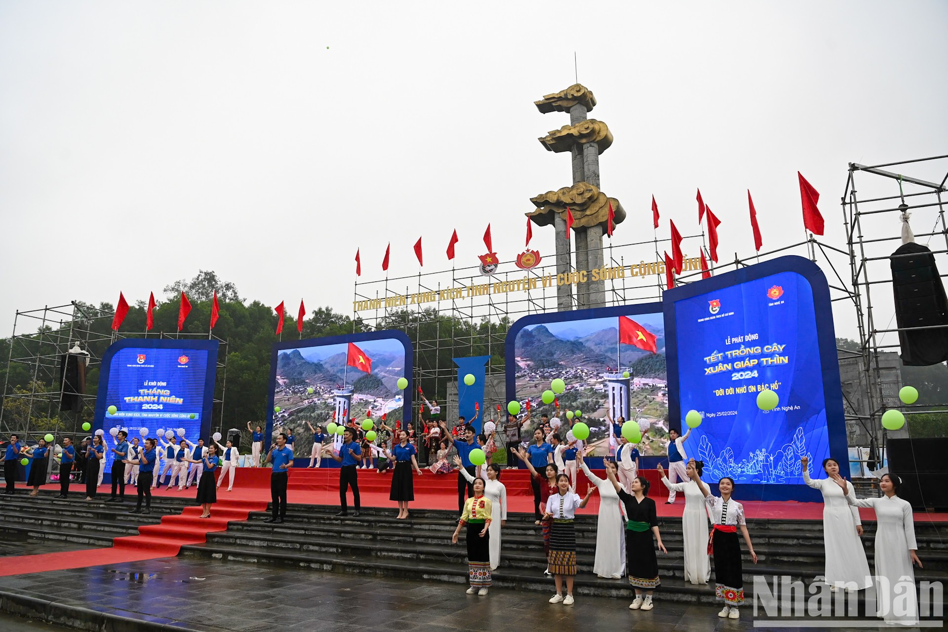 El programa artístico abre el evento.