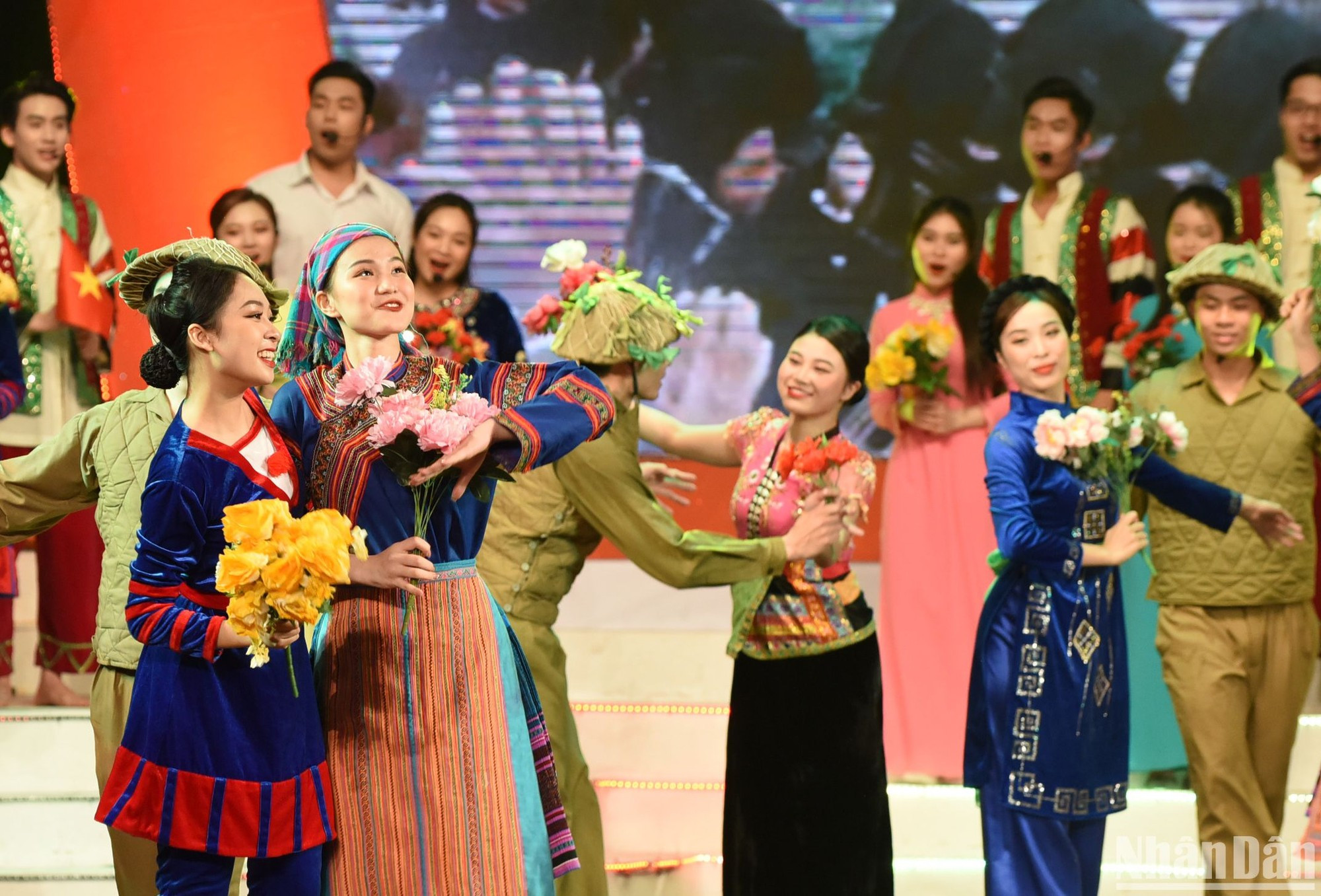 Los espectáculos artísticos también resaltan los logros culturales alcanzados por Vietnam bajo la luz del Esquema y las directrices culturales del Partido.