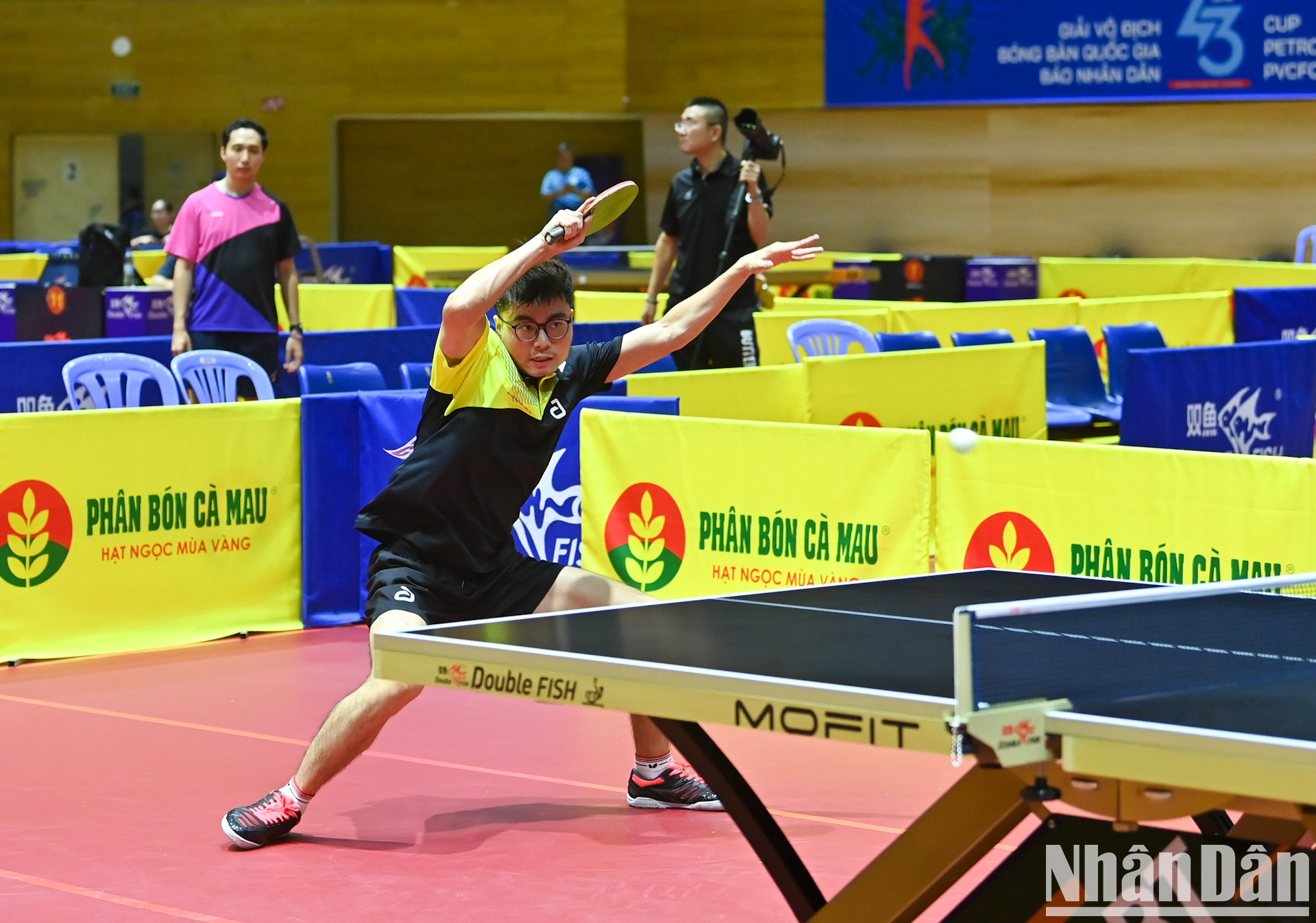 El jugador Vu Manh Huy, nacido en 2000, es hijo del exjugador de la selección nacional Vu Manh Cuong, una de las leyendas del tenis de mesa vietnamita, con tres medallas doradas en los Juegos del Sudeste Asiático y múltiples títulos nacionales. Actualmente juega en el equipo Cong an Nhan dan T&amp;T y es considerado uno de los talentos jóvenes más prometedores de esta disciplina en Vietnam.