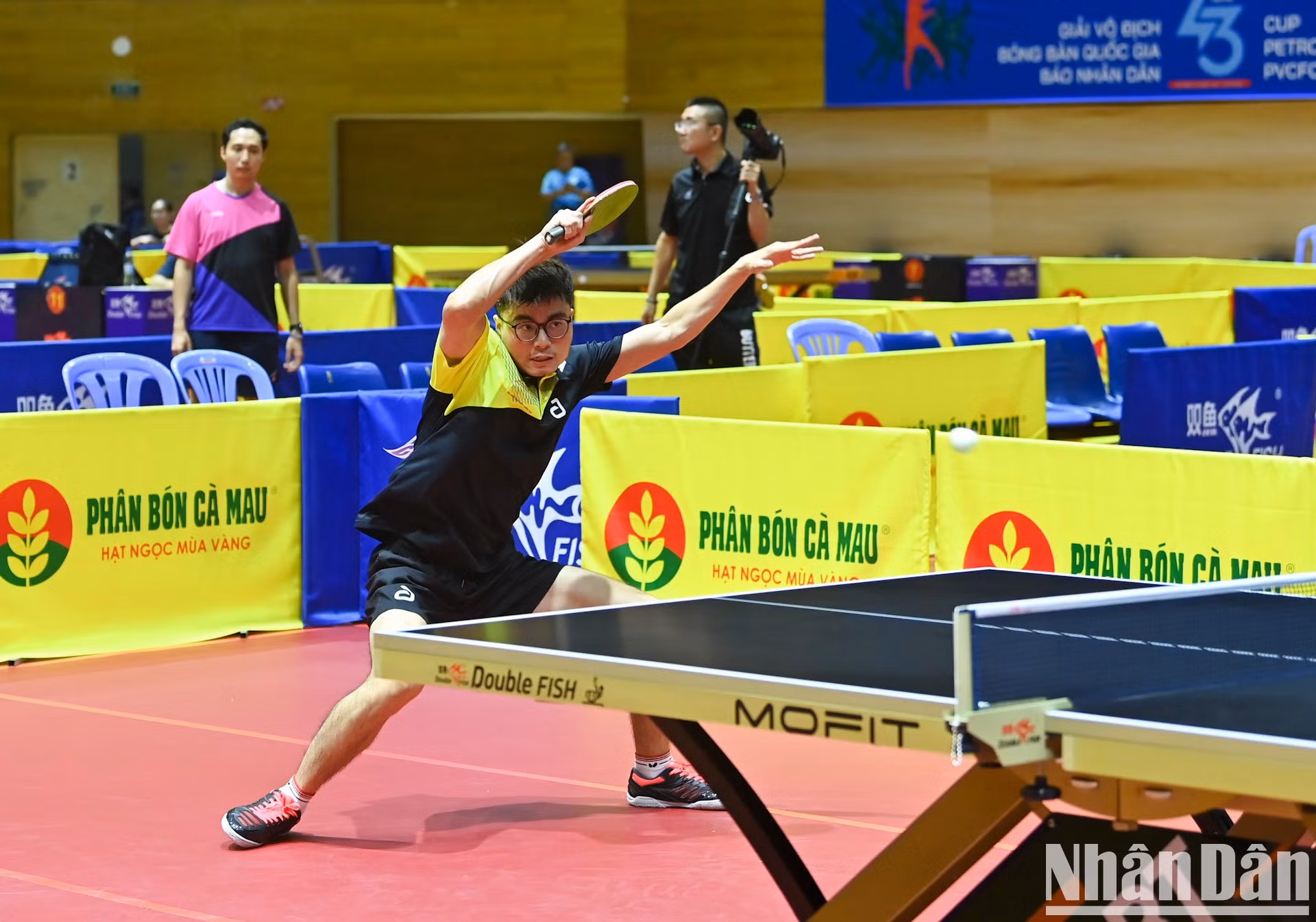 El jugador Vu Manh Huy, nacido en 2000, es hijo del exjugador de la selección nacional Vu Manh Cuong, una de las leyendas del tenis de mesa vietnamita, con tres medallas doradas en los Juegos del Sudeste Asiático y múltiples títulos nacionales. Actualmente juega en el equipo Cong an Nhan dan T&amp;T y es considerado uno de los talentos jóvenes más prometedores de esta disciplina en Vietnam.