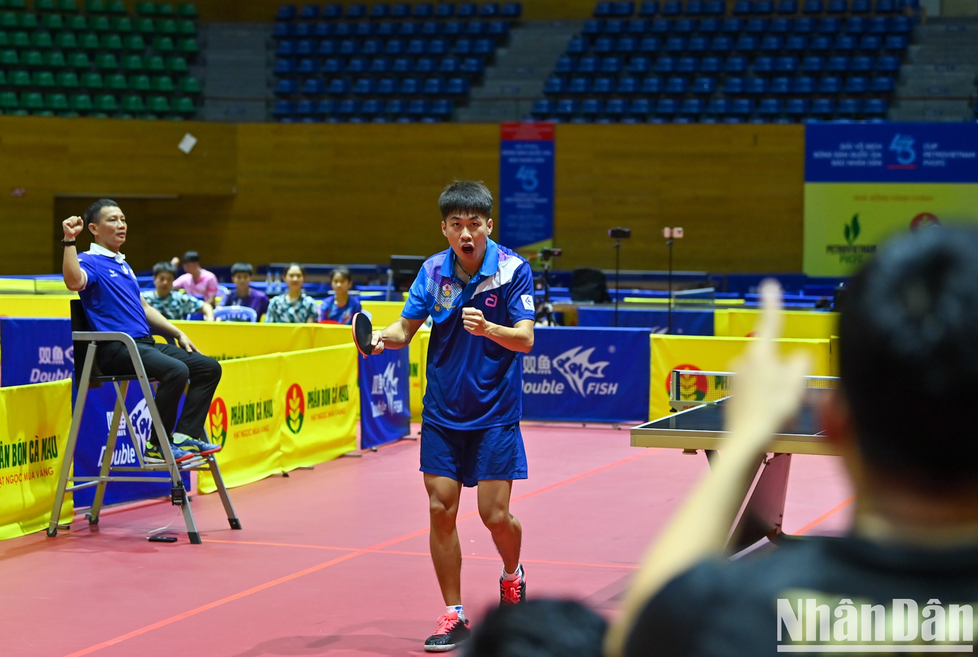 Al ganar consecutivamente los tres sets con marcadores de 11-9, 11-6 y 11-5, Ta Hong Khanh contribuye a asegurar el título de equipo masculino para Cong an Nhan dan T&amp;T 1.