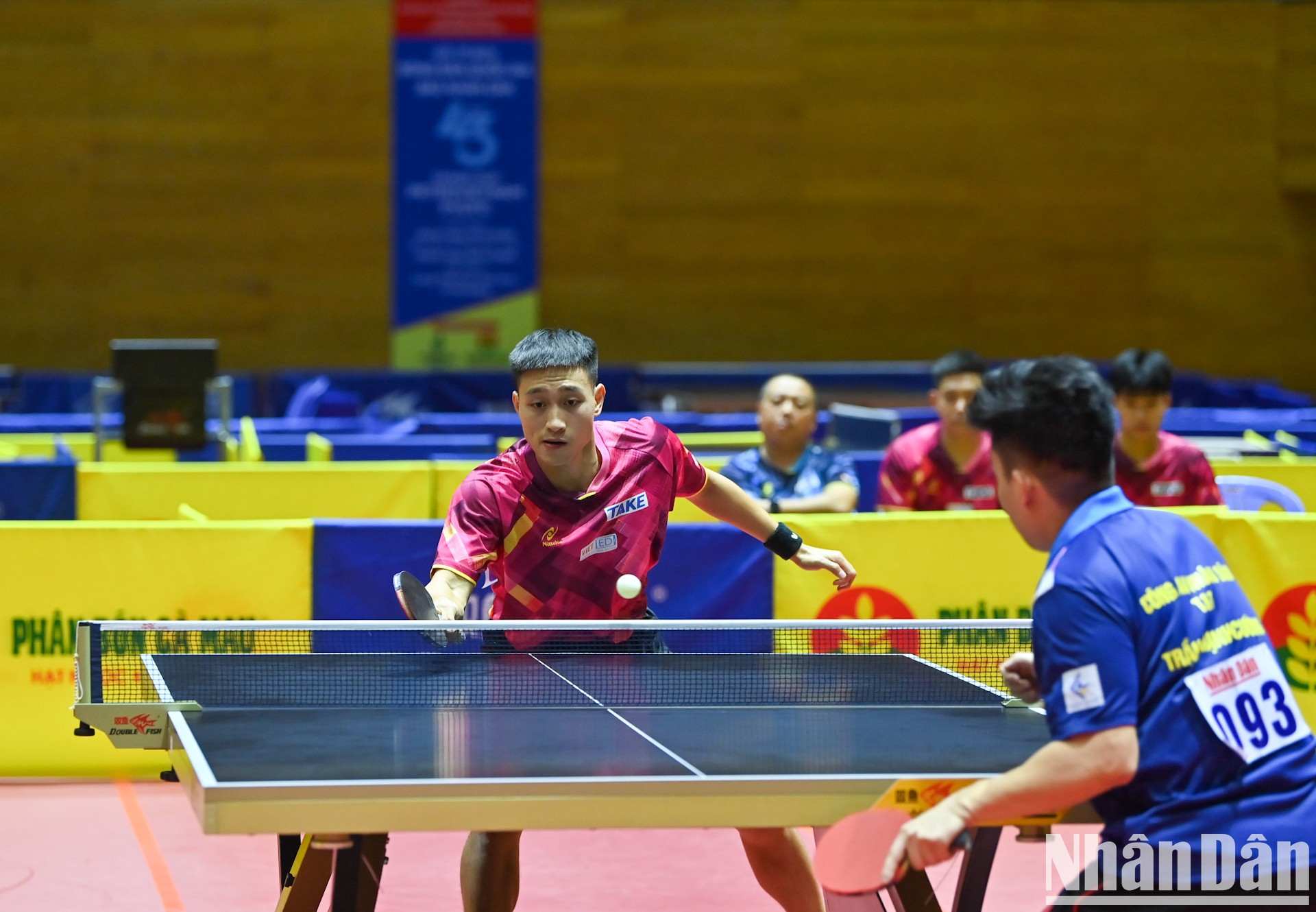 El número 1 del tenis de mesa de Vietnam, Nguyen Anh Tu (Hanói 1), se topa con Le Dinh Duc (Cong an Nhan dan T&amp;T 1) en el segundo partido de la final por equipos masculinos.