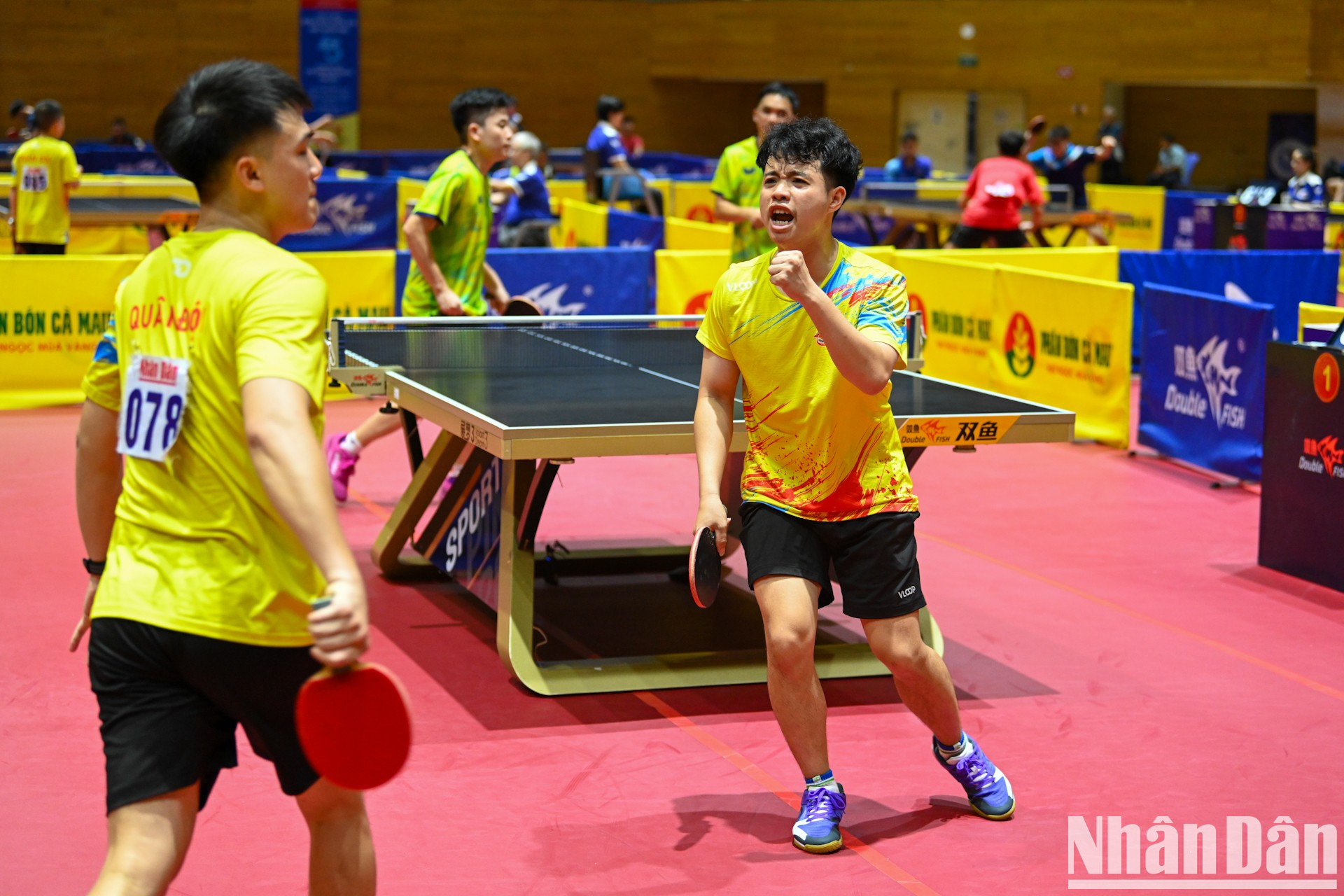 Nguyen Dang Hiep y Bui The Nghia celebran tras anotar el tanto decisivo.