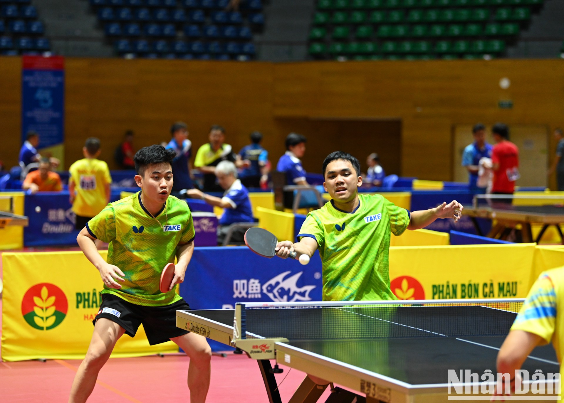 En el primer set, Dinh Anh Hoang y Le Dinh Duc dominan el juego y se imponen rápidamente con un marcador de 11-4.