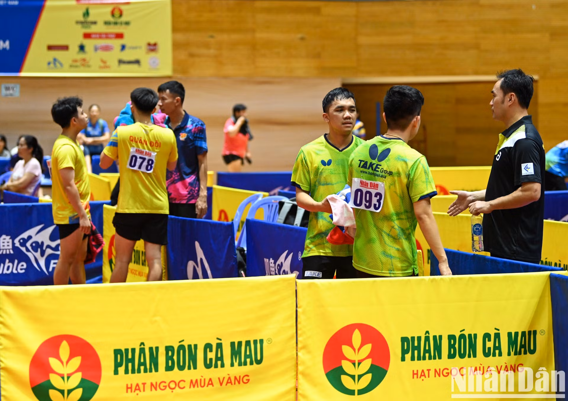 Dos entrenadores intercambian estrategias con los jugadores. Dos entrenadores intercambian estrategias con los jugadores.