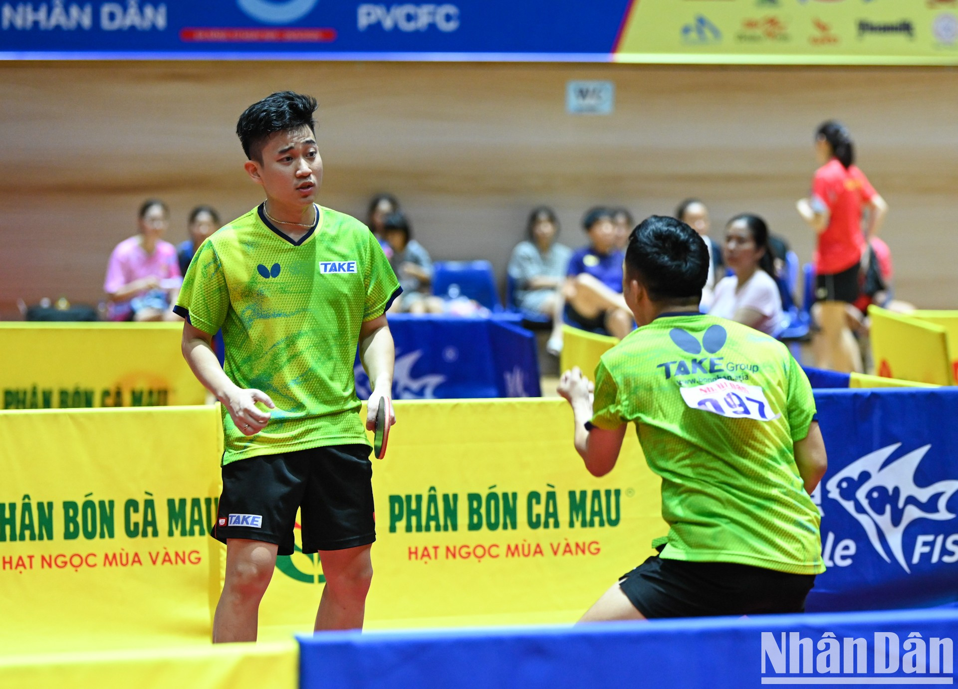 Los dos jugadores celebran la victoria.