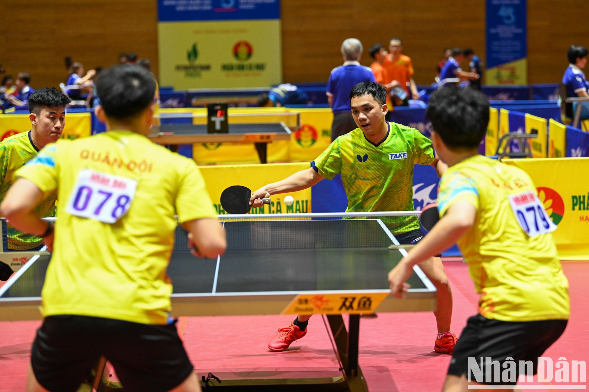 El segundo set se desarrolla con gran tensión y equilibrio.