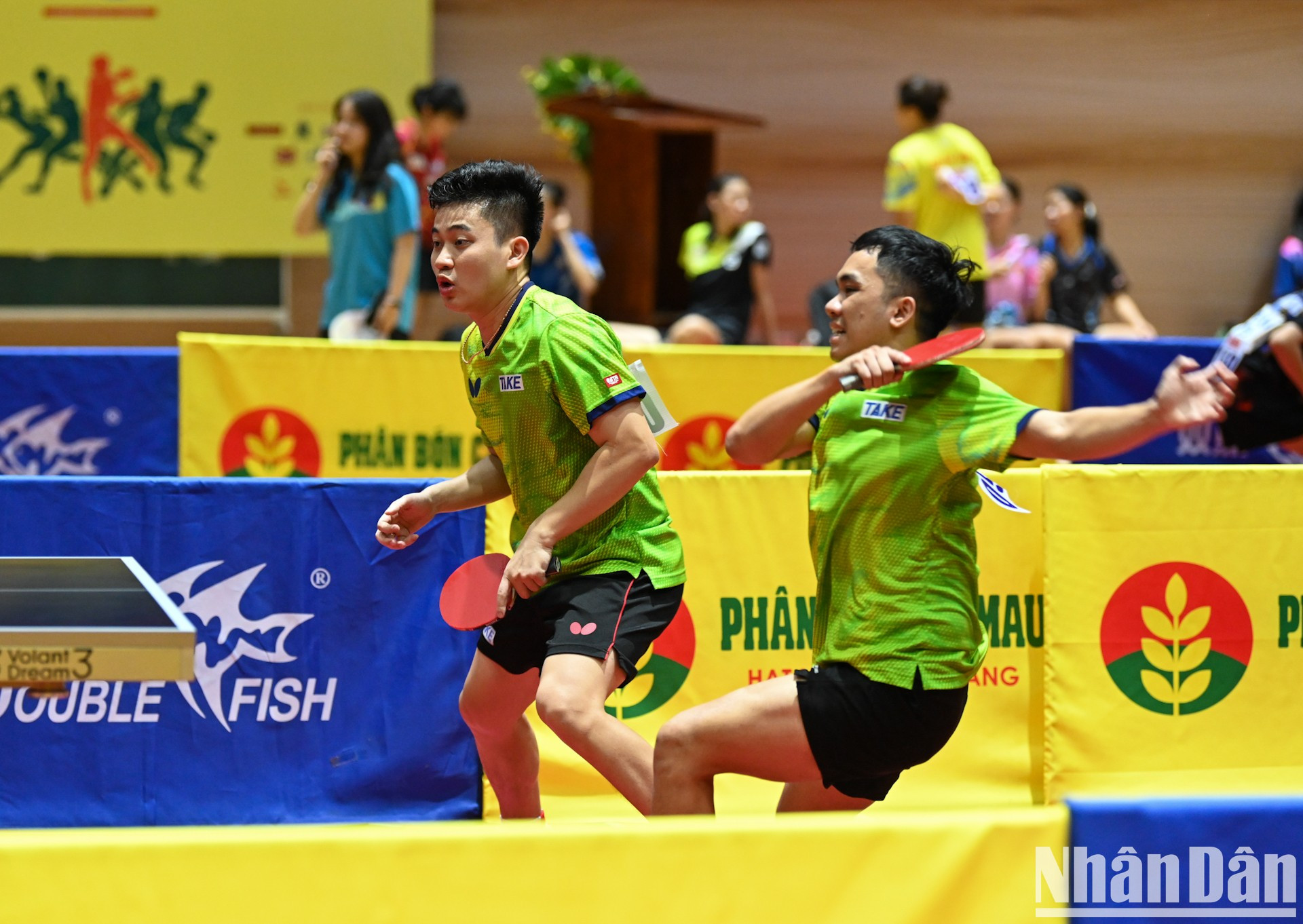 El tercer set finaliza con un marcador de 11-3 a favor de la pareja Dinh Anh Hoang y Le Dinh Duc.