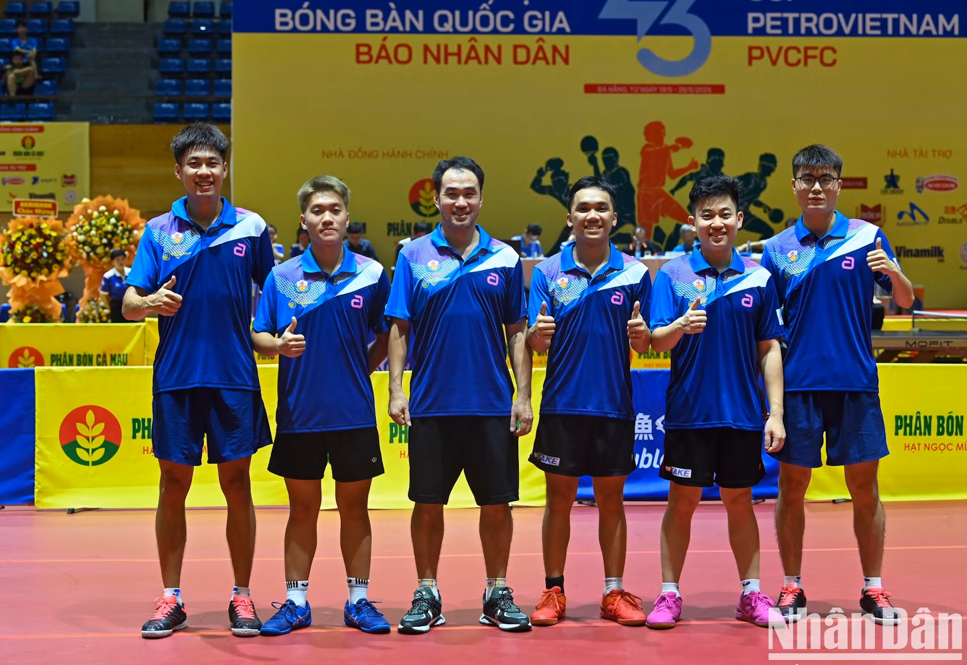 El entrenador y los deportistas de Cong an Nhan dan T&T 1. El entrenador y los deportistas de Cong an Nhan dan T&T 1.