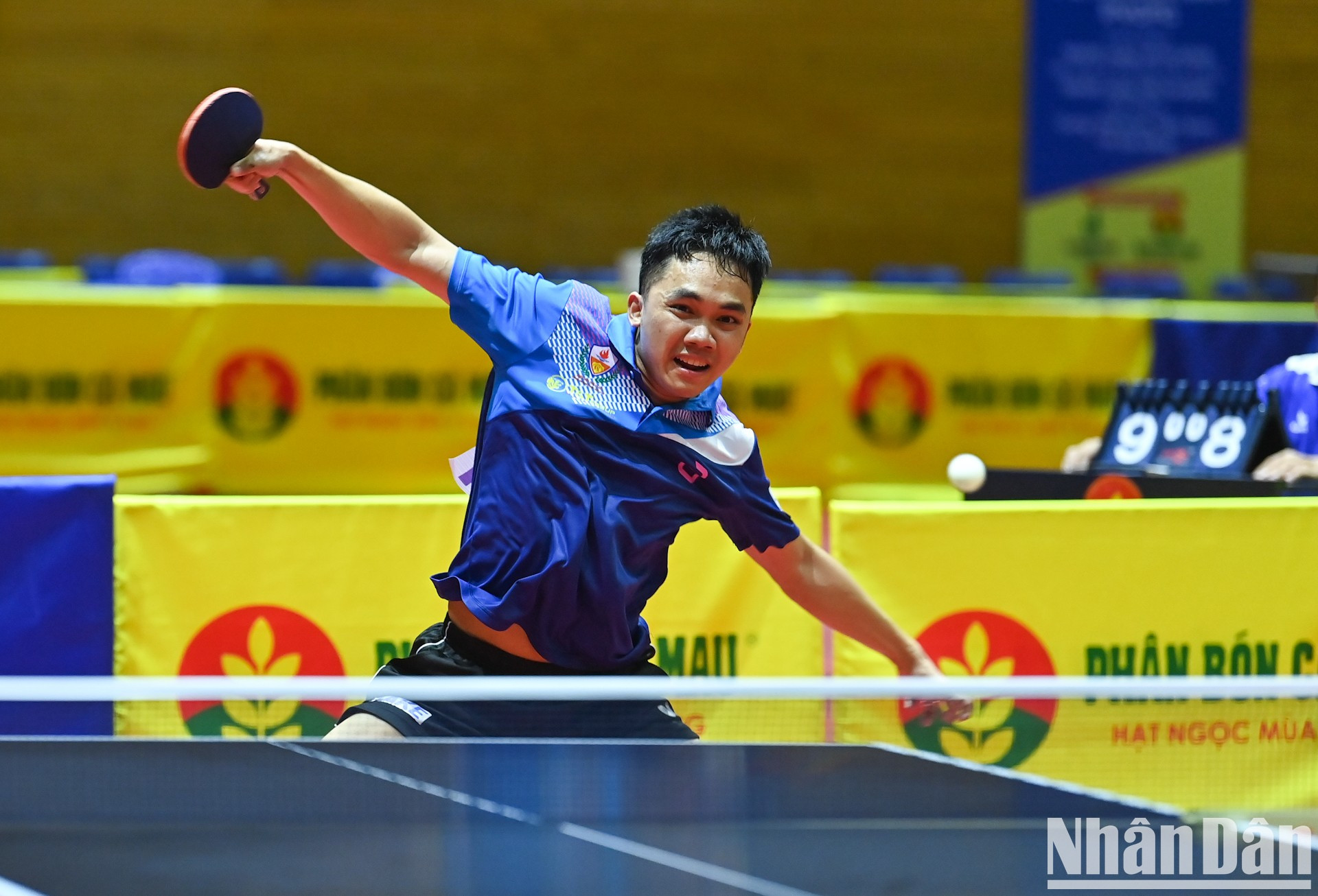 Con su experiencia en la competición y su técnica superior, Dinh Anh Hoang logra una victoria por 3-0, otorgando la ventaja al equipo Cong an Nhan dan T&amp;T 1.