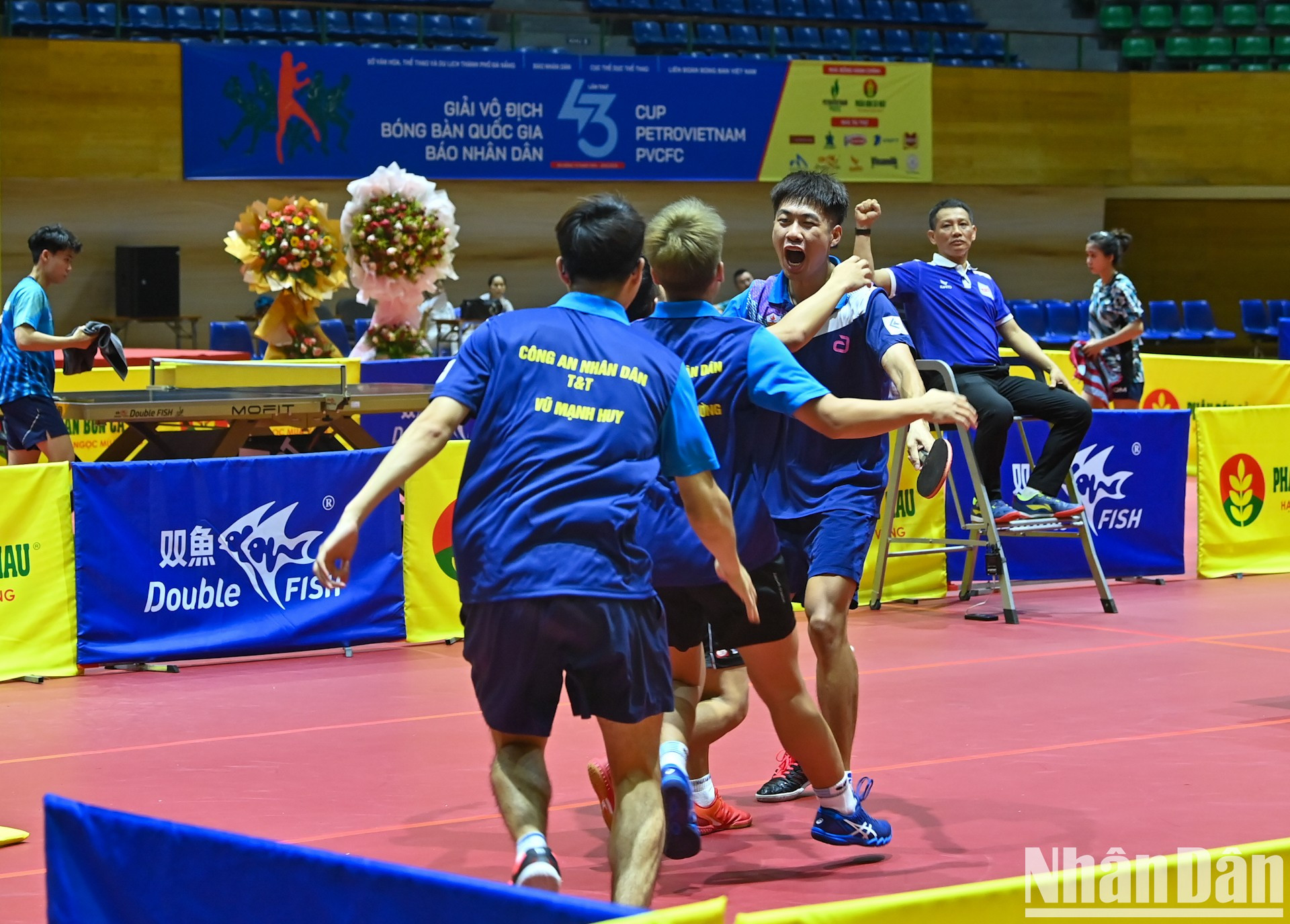 Los deportistas de Cang an Nhan dan T&amp;T 1 celebran el campeonato.