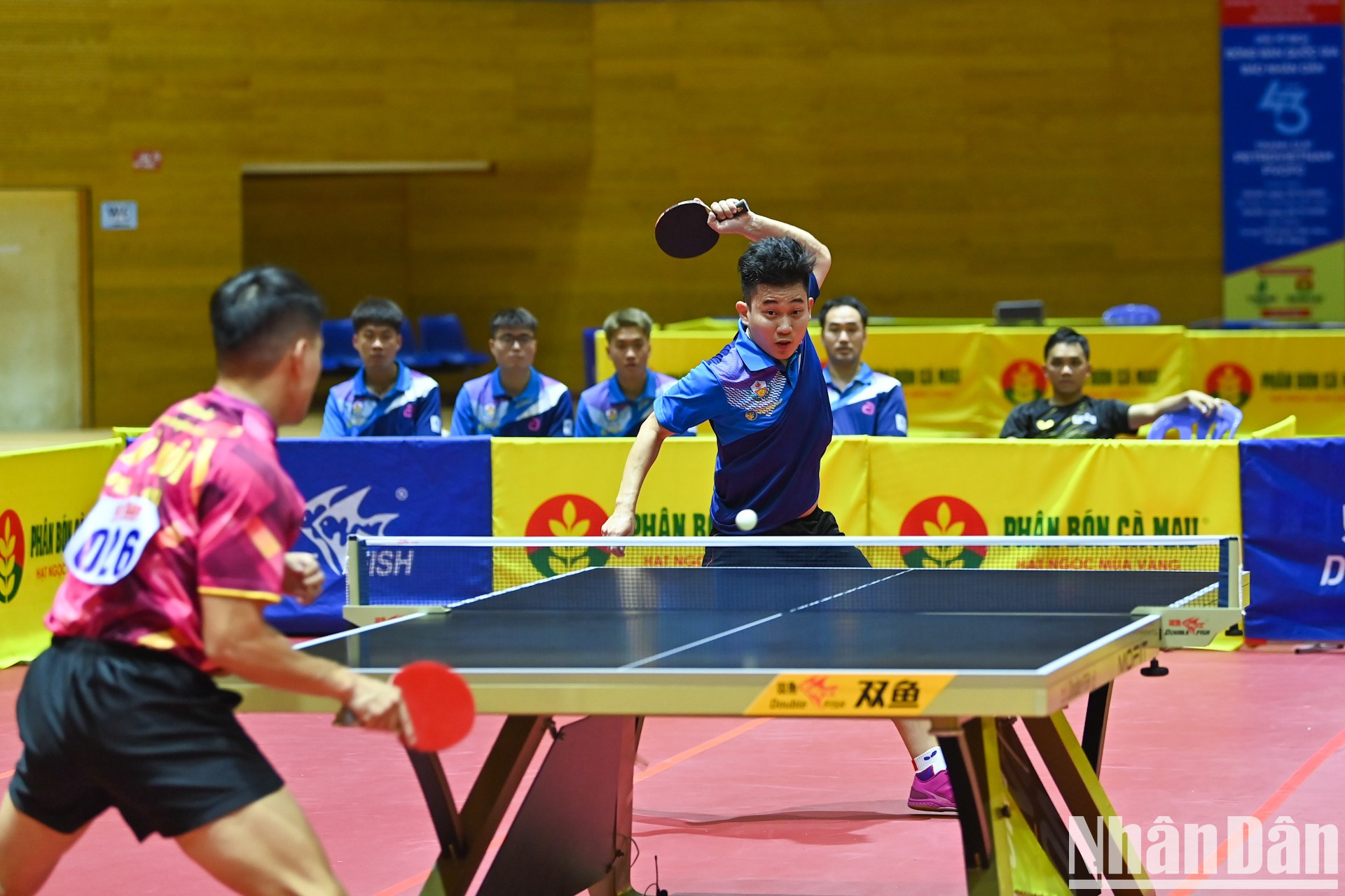 El jugador Le Dinh Duc sorprende al imponerse 3-0, poniendo a Cong an Nhan dan T&amp;T 1 en una posición favorable.