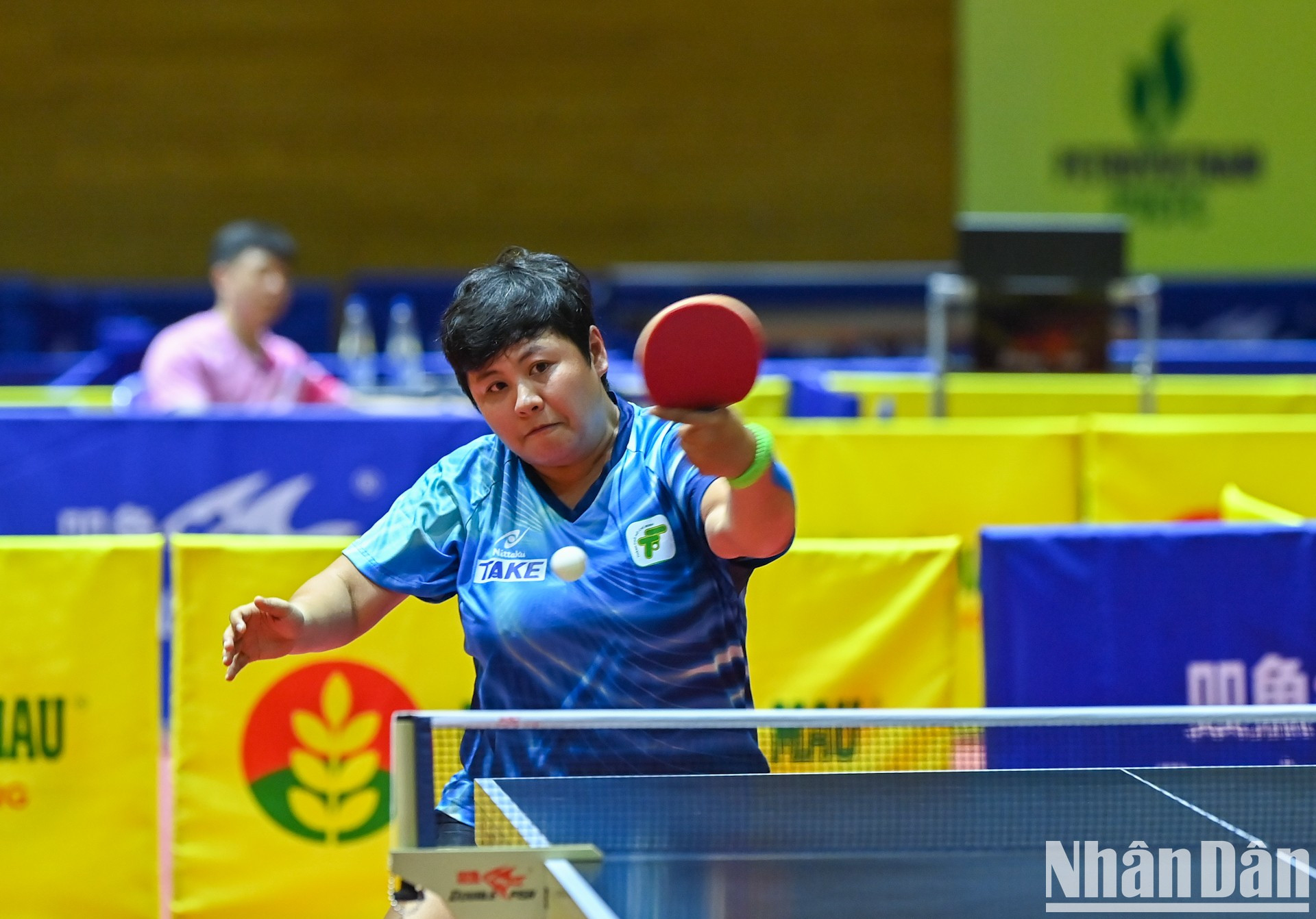 La jugadora Mai Hoang My Trang (Ciudad Ho Chi Minh 1) obtiene una victoria fácil frente a Bui Ngoc Lan (Hai Duong - Long Hai 1) por 3-0 en el partido inicial de la final por equipos femeninos.