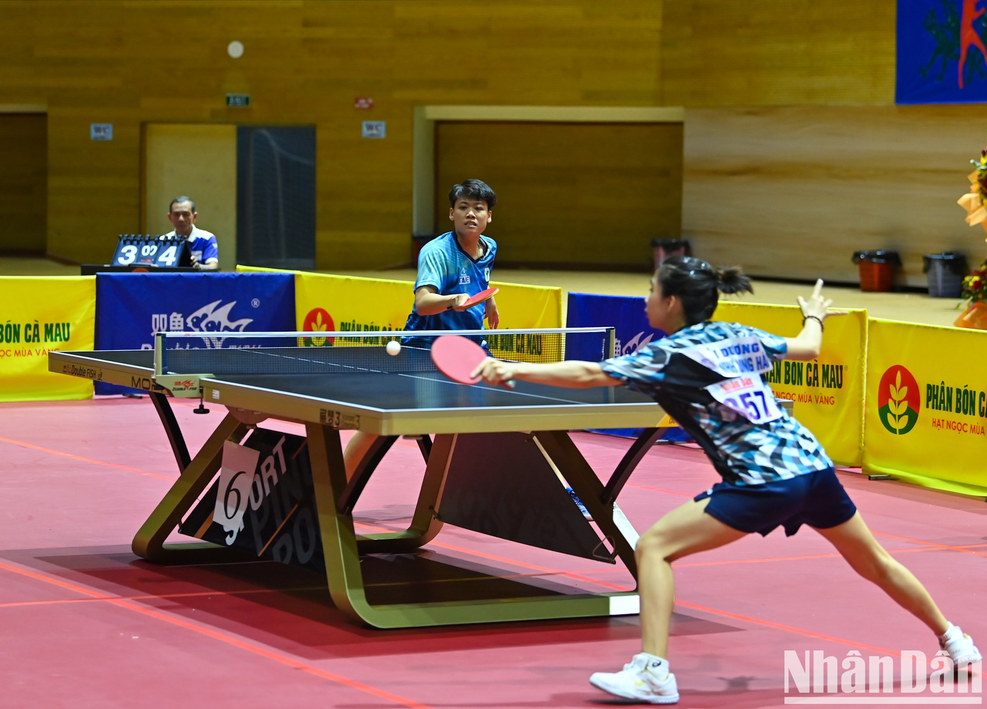 La jugadora Nguyen Bach Thanh Thu logra la victoria 3-1 en el tercer partido contra Dinh Thi Hue, consiguiendo así el título por equipos femeninos para Ciudad Ho Chi Minh 1.