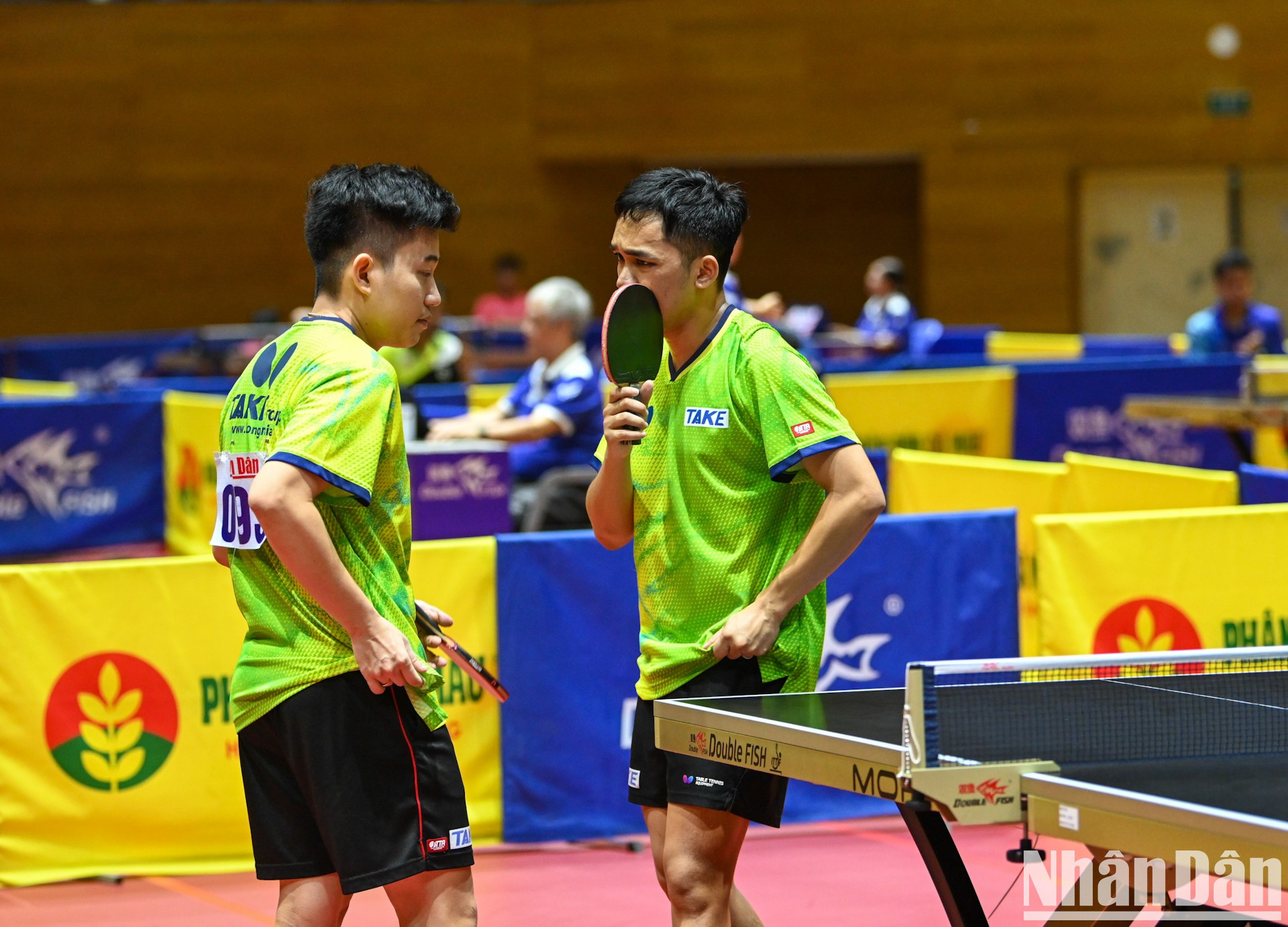 La pareja Dinh Anh Hoang y Le Dinh Duc debaten la táctica del juego.