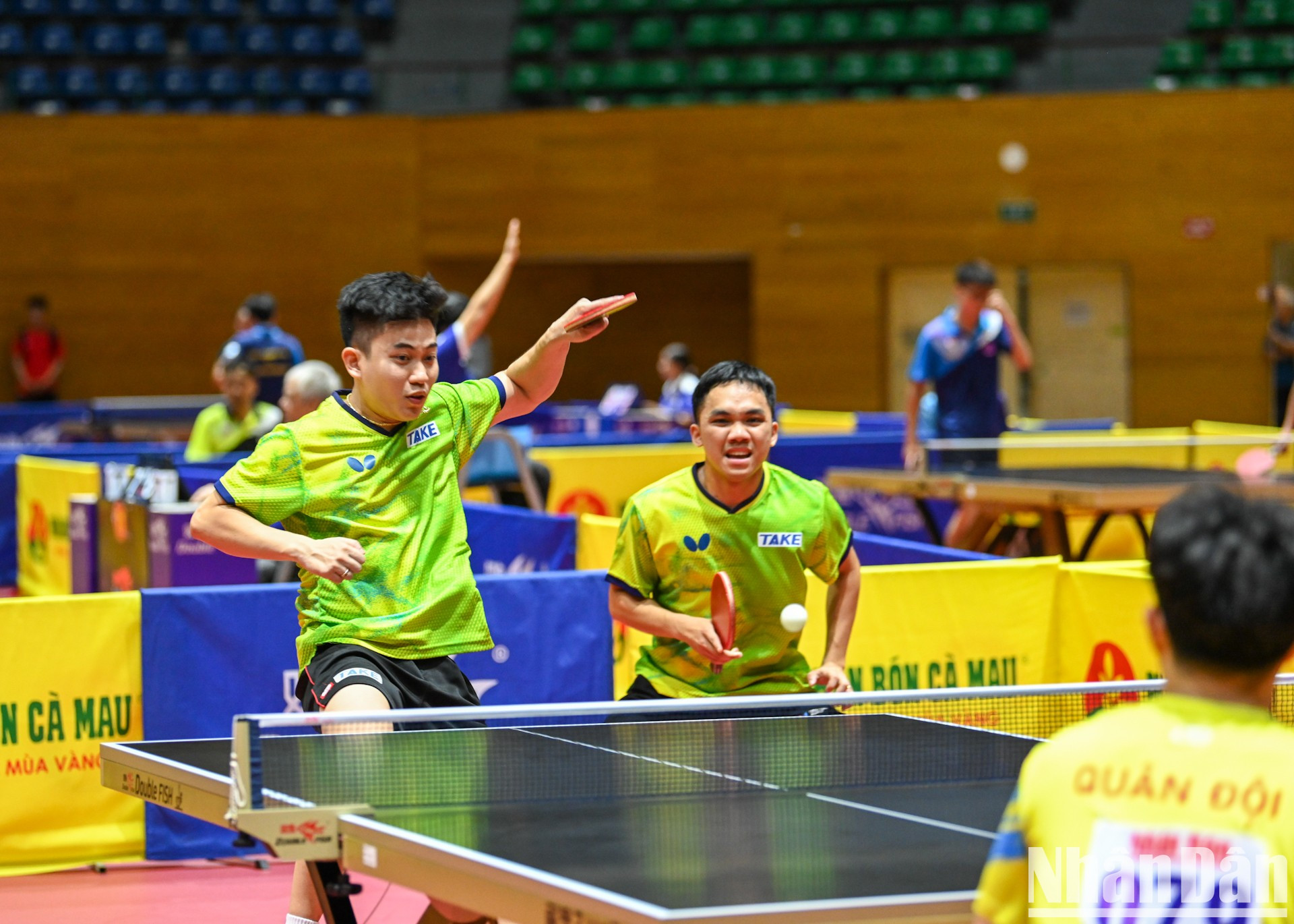 Dinh Anh Hoang y Le Dinh Duc ganan el cuarto set por 12-10 y se consagran campeones.