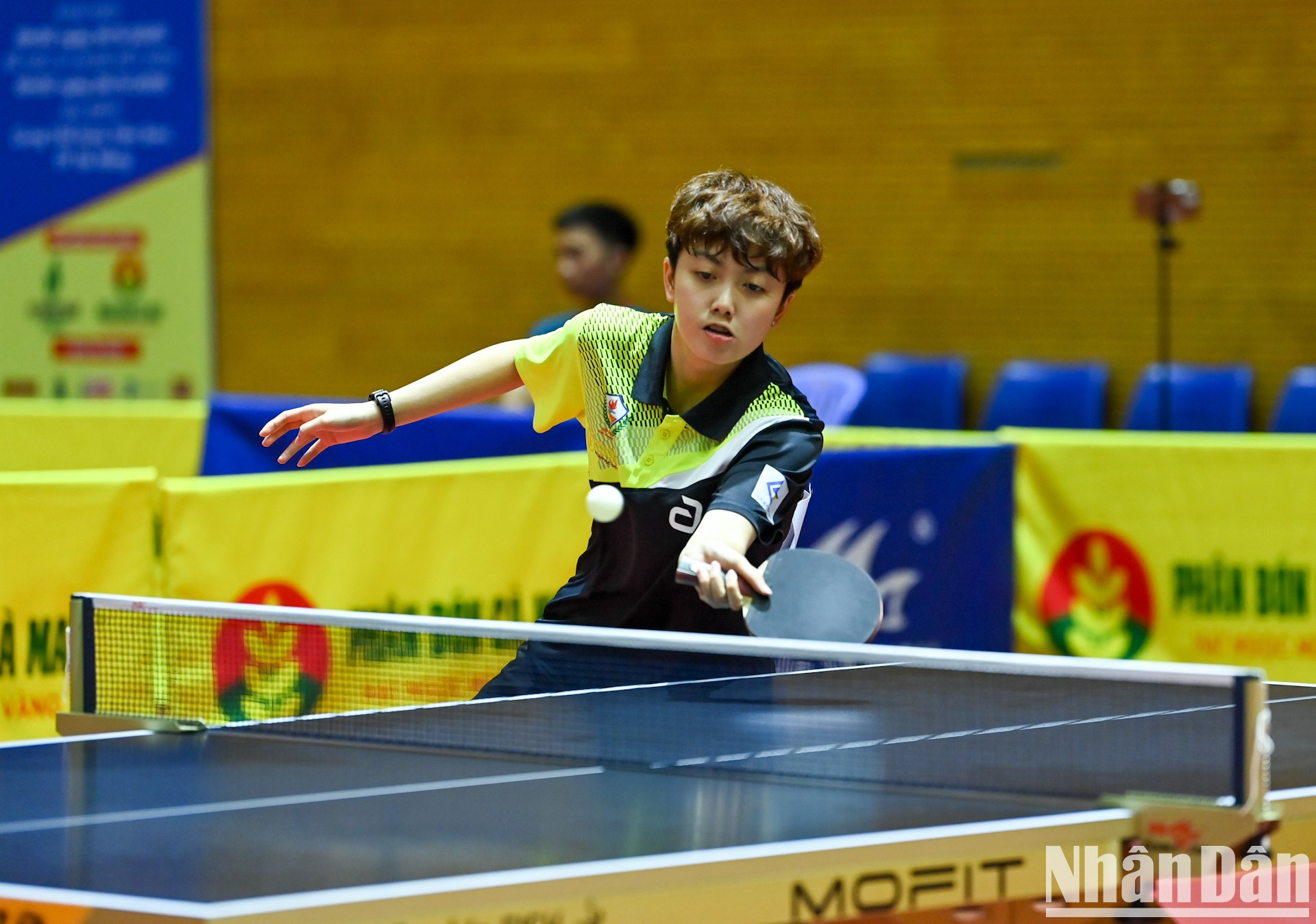 La jugadora Tran Mai Ngoc, nacida en 2004, es actualmente miembro del equipo Cang an Nhan dan T&amp;T. En 2019, con 15 años, ganó tres medallas de plata en el campeonato nacional. Dos años después, se coronó campeona individual femenina, convirtiéndose en la campeona más joven de la historia del torneo. En los Juegos del Sudeste Asiático 32, junto a Dinh Anh Hoang, conquistó la medalla de oro en dobles mixtos.