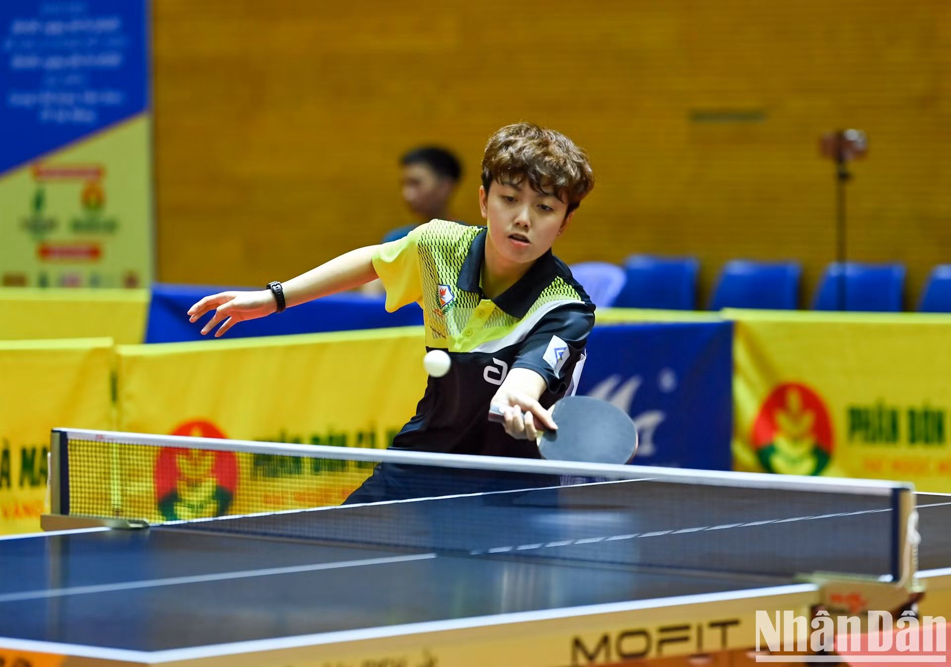 La jugadora Tran Mai Ngoc, nacida en 2004, es actualmente miembro del equipo Cang an Nhan dan T&amp;T. En 2019, con 15 años, ganó tres medallas de plata en el campeonato nacional. Dos años después, se coronó campeona individual femenina, convirtiéndose en la campeona más joven de la historia del torneo. En los Juegos del Sudeste Asiático 32, junto a Dinh Anh Hoang, conquistó la medalla de oro en dobles mixtos.