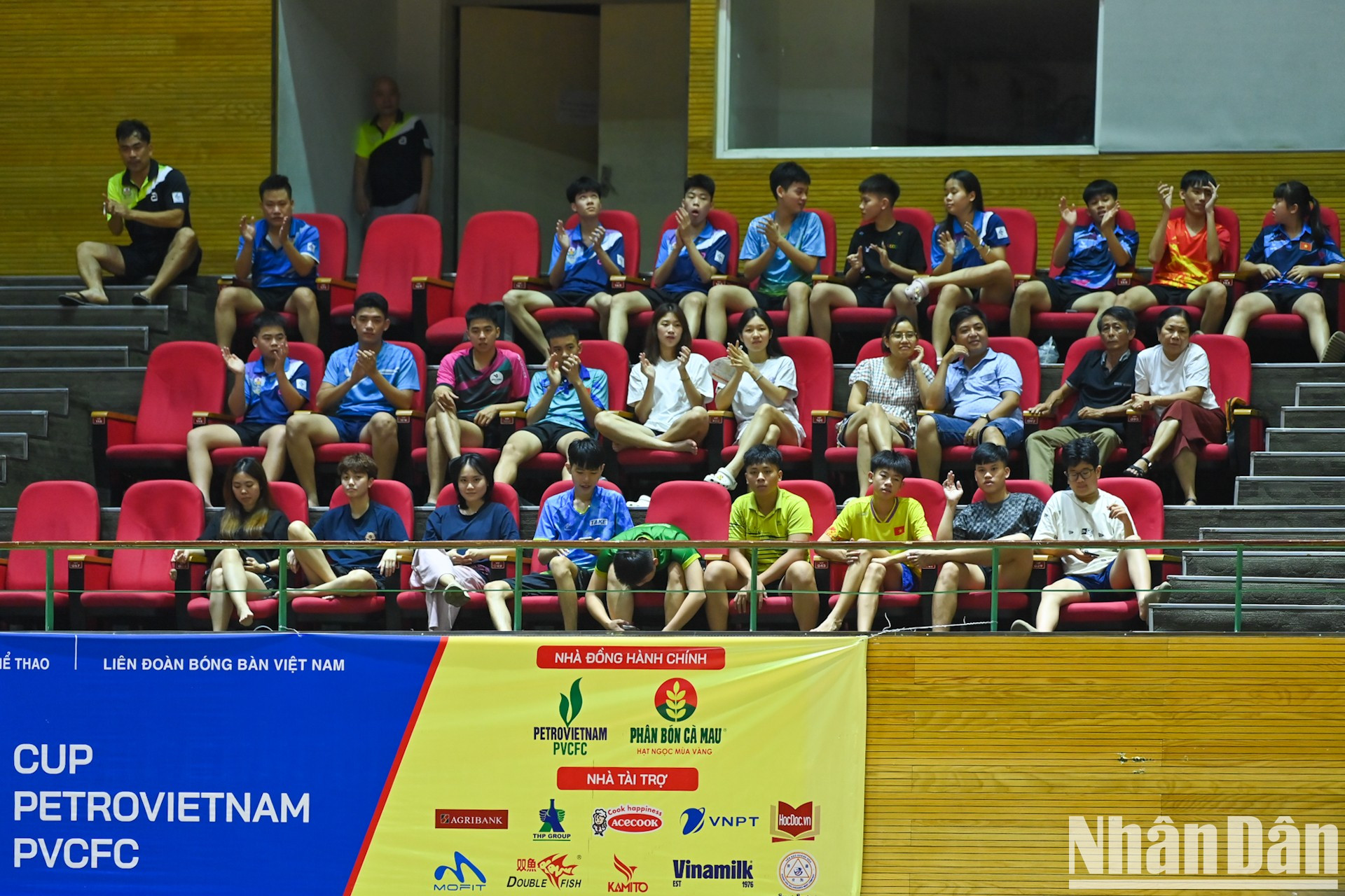 En las gradas, el público animan con entusiasmo a los jugadores.